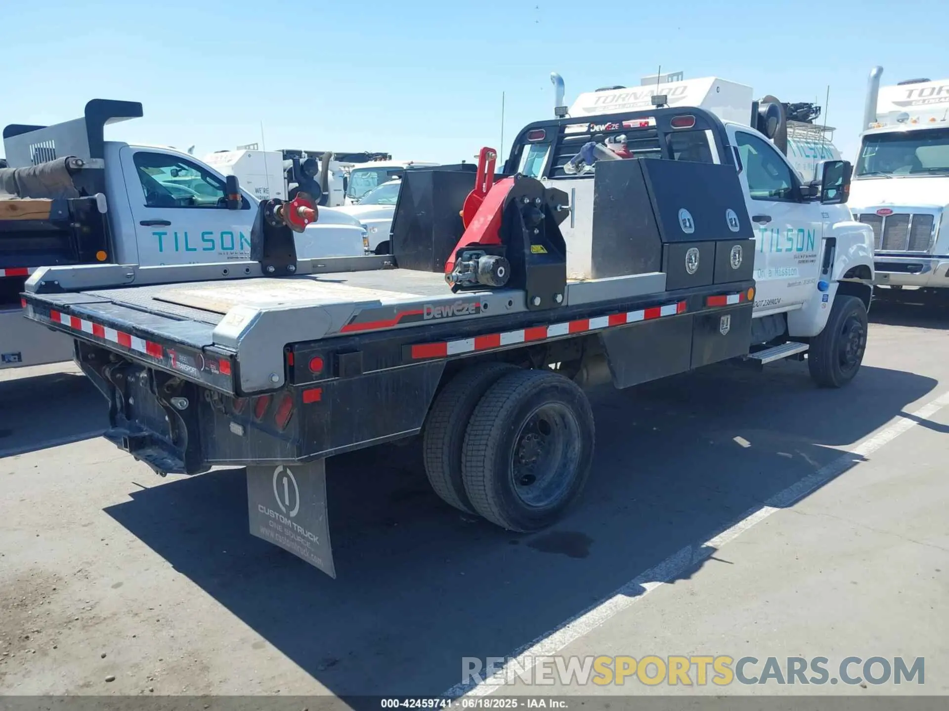 4 Photograph of a damaged car 1HTKJPVM7NH627428 CHEVROLET SILVERADO 4500HD 2022