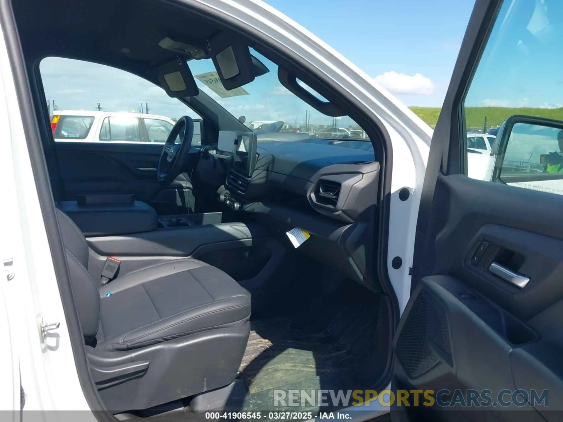 5 Photograph of a damaged car 1GC10VEL6RU201587 CHEVROLET SILVERADO EV 2024