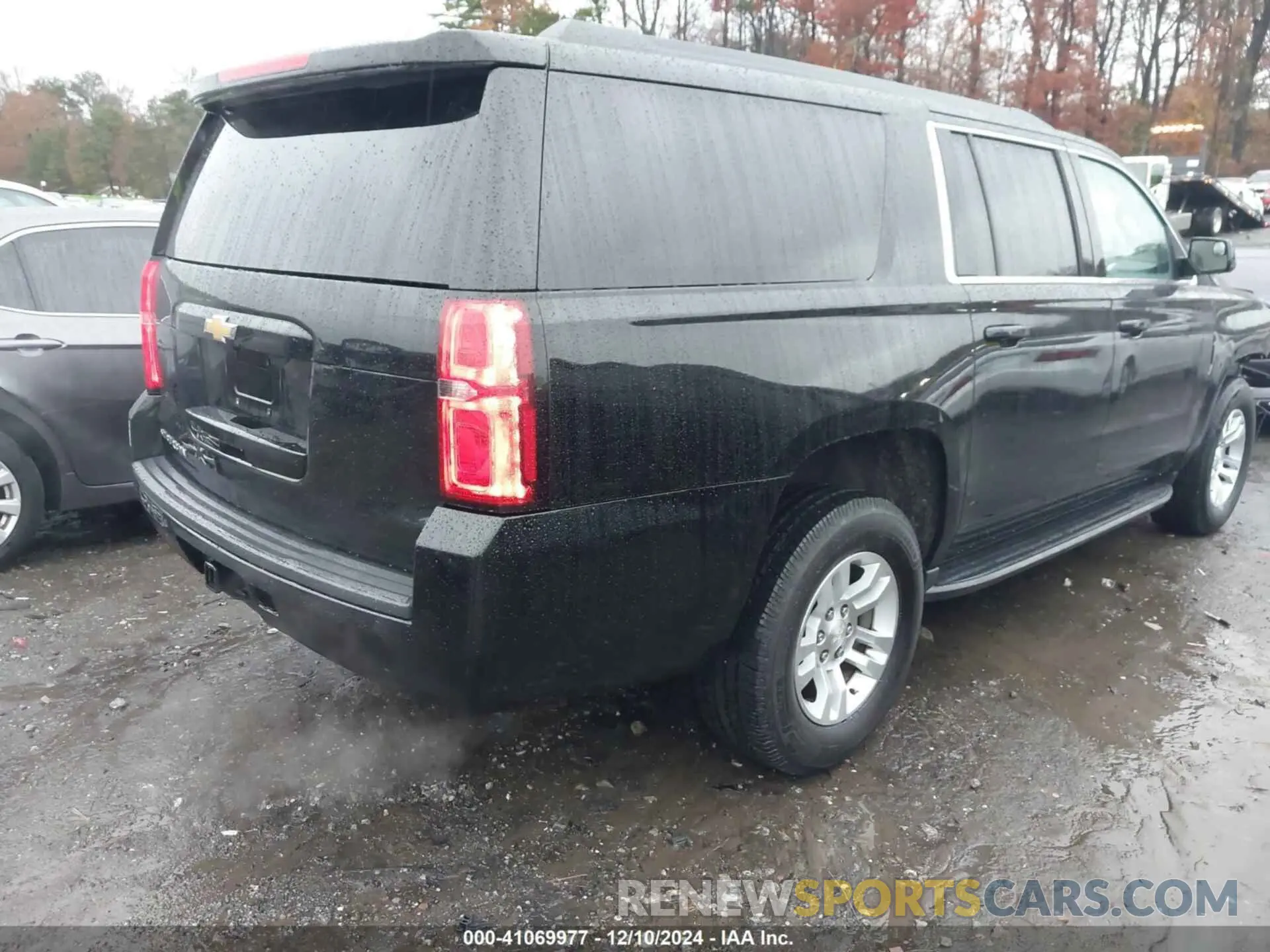 4 Photograph of a damaged car 1GNSCGKC5KR321327 CHEVROLET SUBURBAN 2019