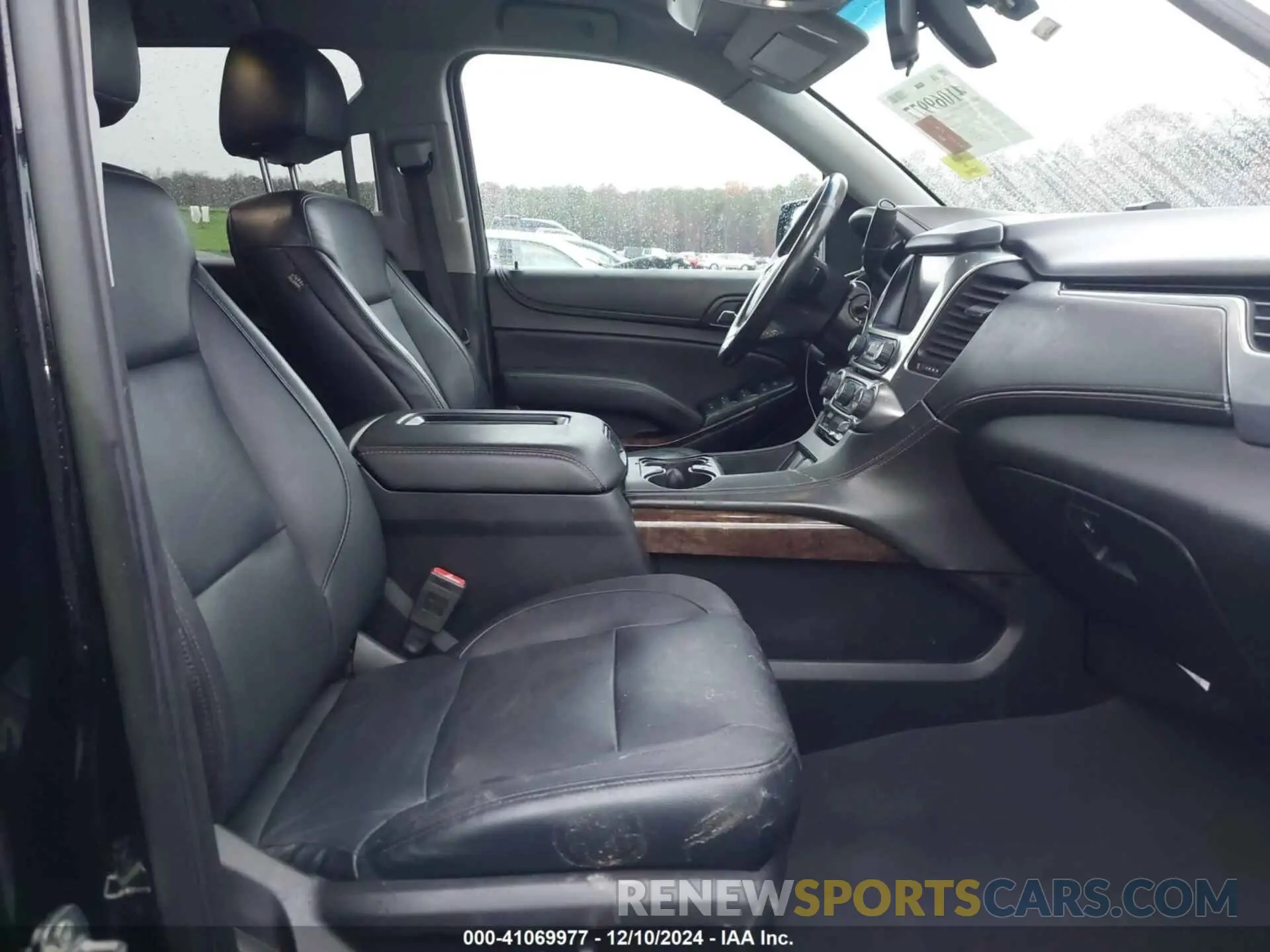 5 Photograph of a damaged car 1GNSCGKC5KR321327 CHEVROLET SUBURBAN 2019