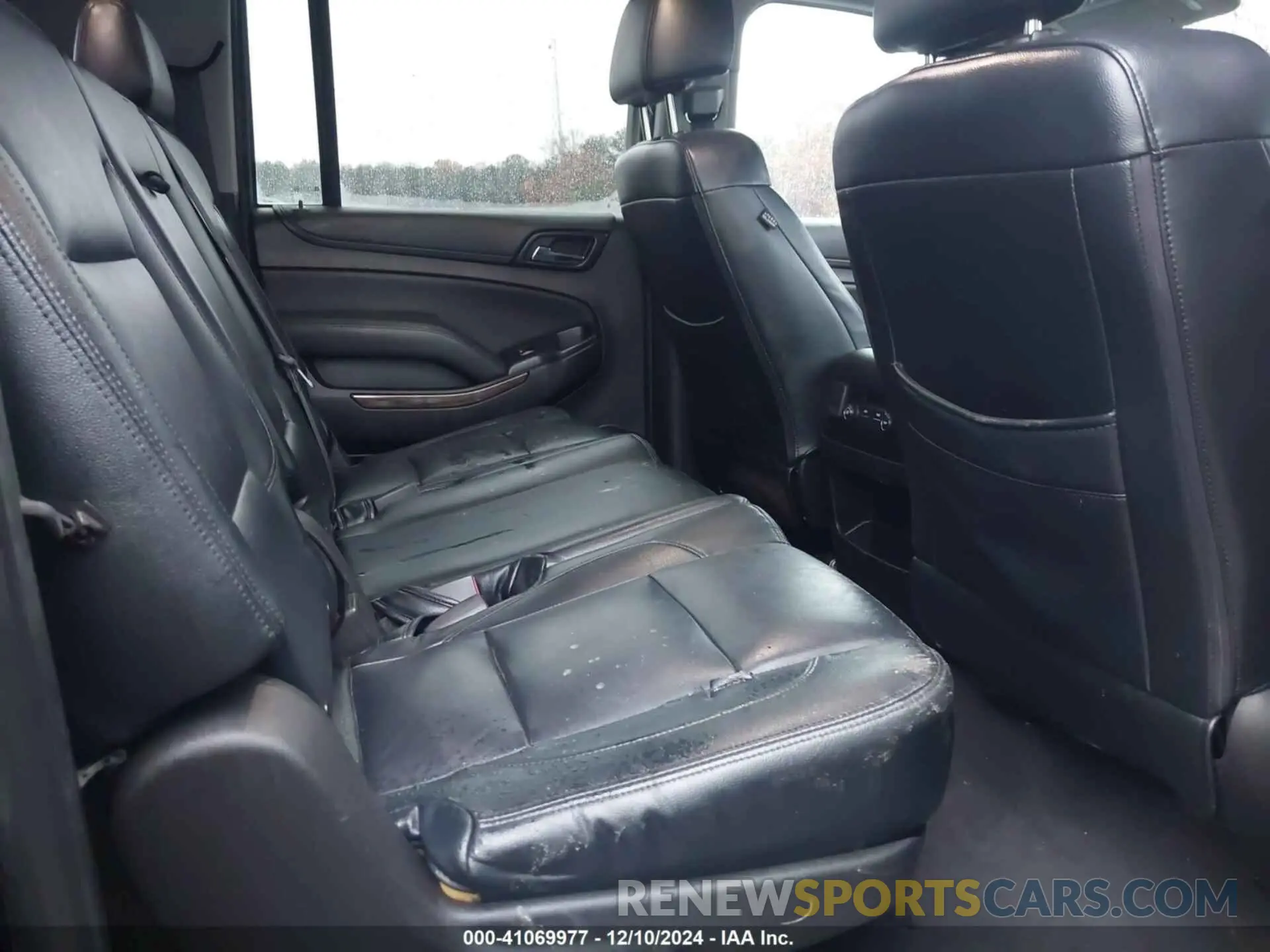 8 Photograph of a damaged car 1GNSCGKC5KR321327 CHEVROLET SUBURBAN 2019