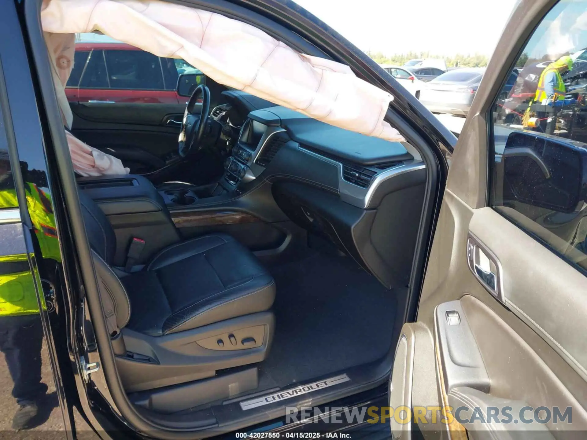 5 Photograph of a damaged car 1GNSCHKC0KR155143 CHEVROLET SUBURBAN 2019