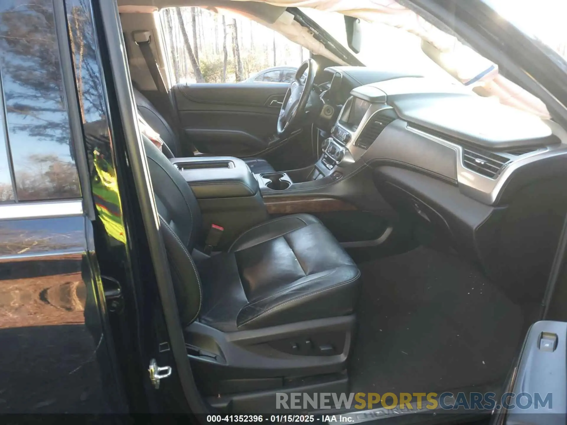 5 Фотография поврежденного автомобиля 1GNSCHKC4KR143321 CHEVROLET SUBURBAN 2019