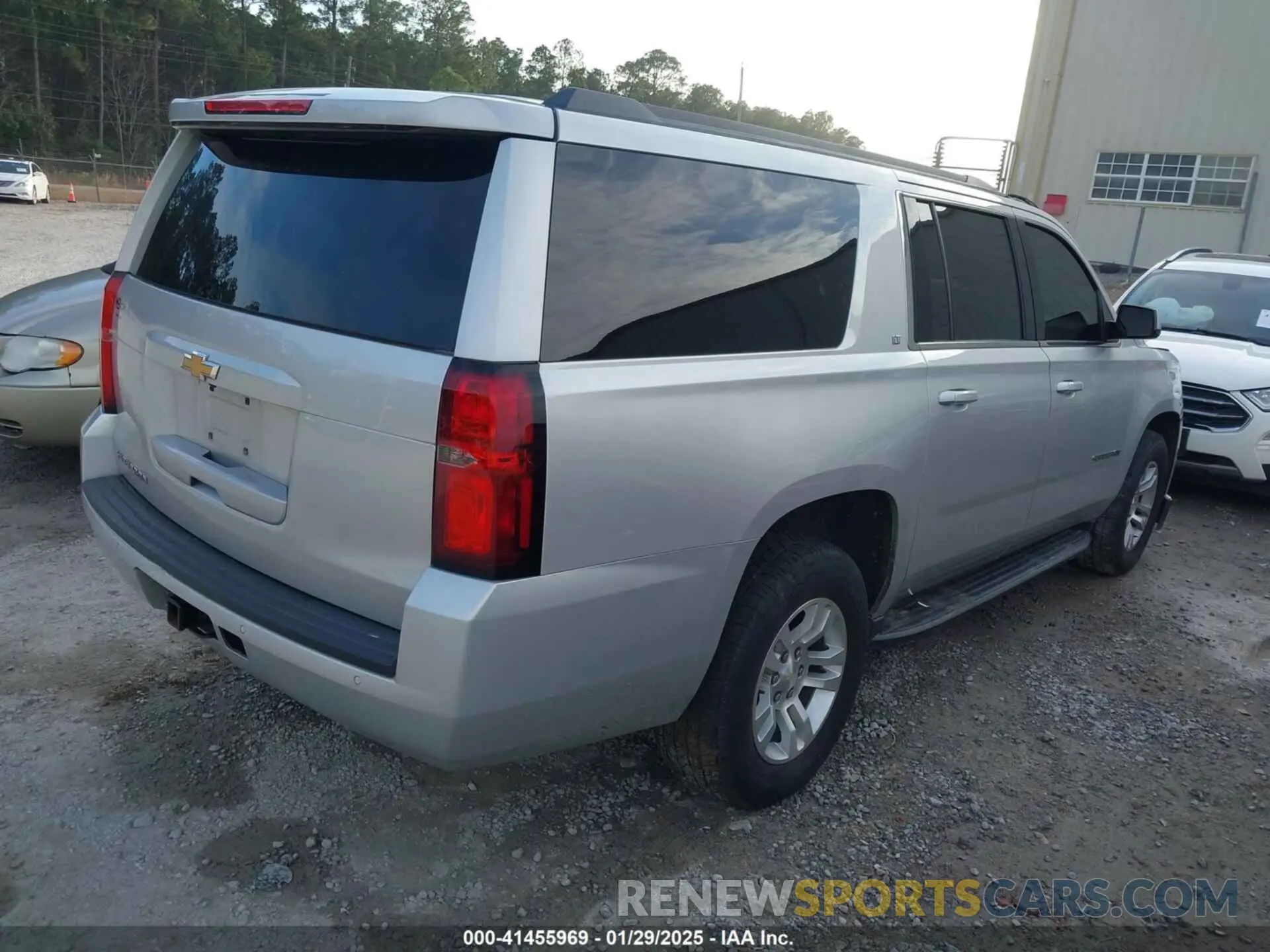 4 Photograph of a damaged car 1GNSCHKC7KR168732 CHEVROLET SUBURBAN 2019