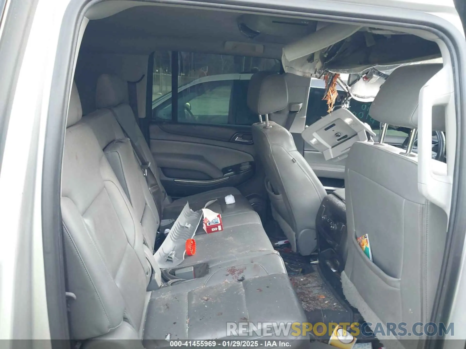 8 Photograph of a damaged car 1GNSCHKC7KR168732 CHEVROLET SUBURBAN 2019