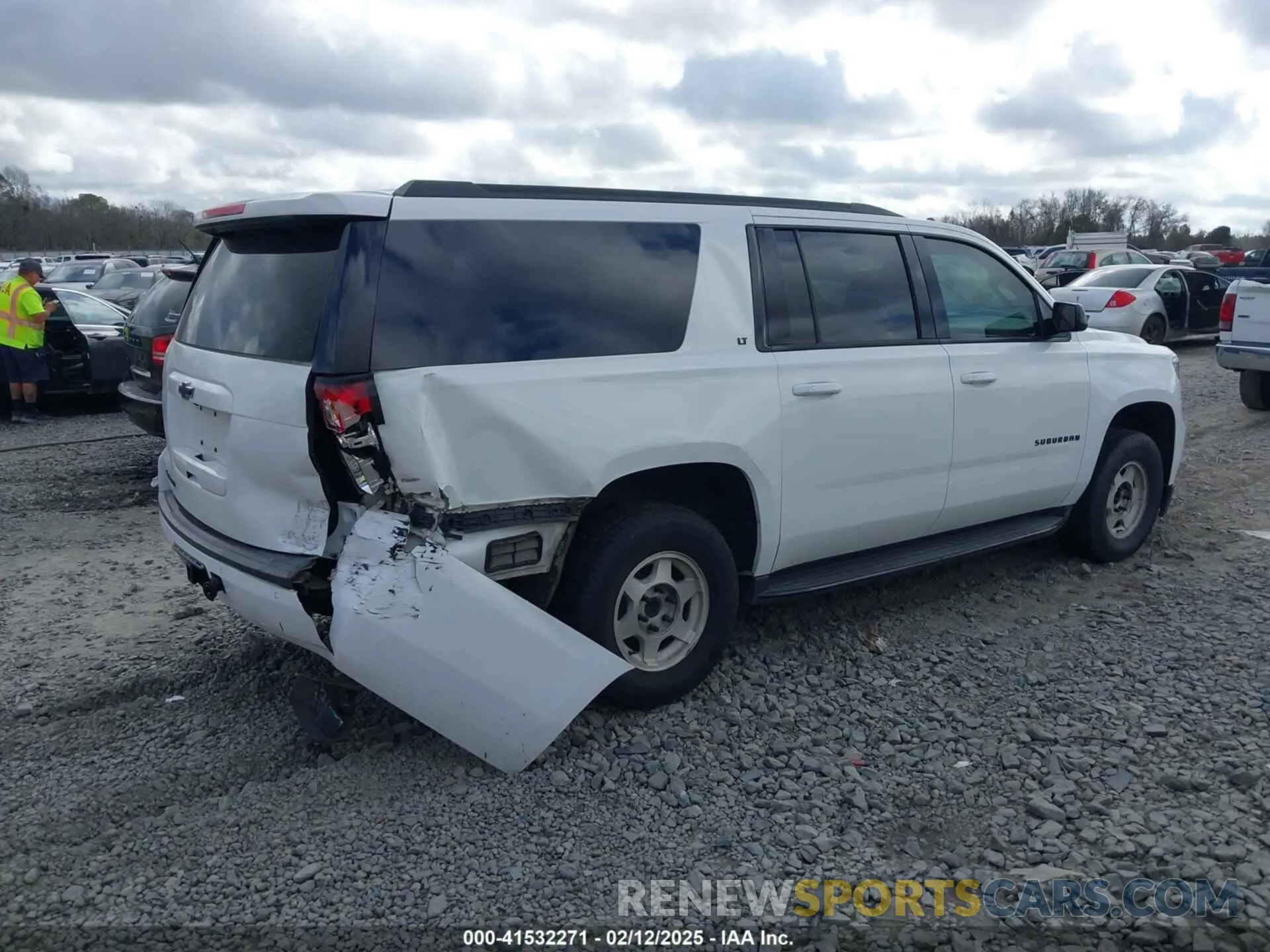 4 Photograph of a damaged car 1GNSCHKC8KR405969 CHEVROLET SUBURBAN 2019