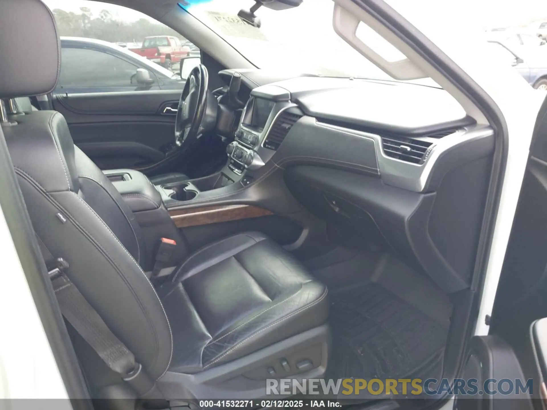 5 Photograph of a damaged car 1GNSCHKC8KR405969 CHEVROLET SUBURBAN 2019