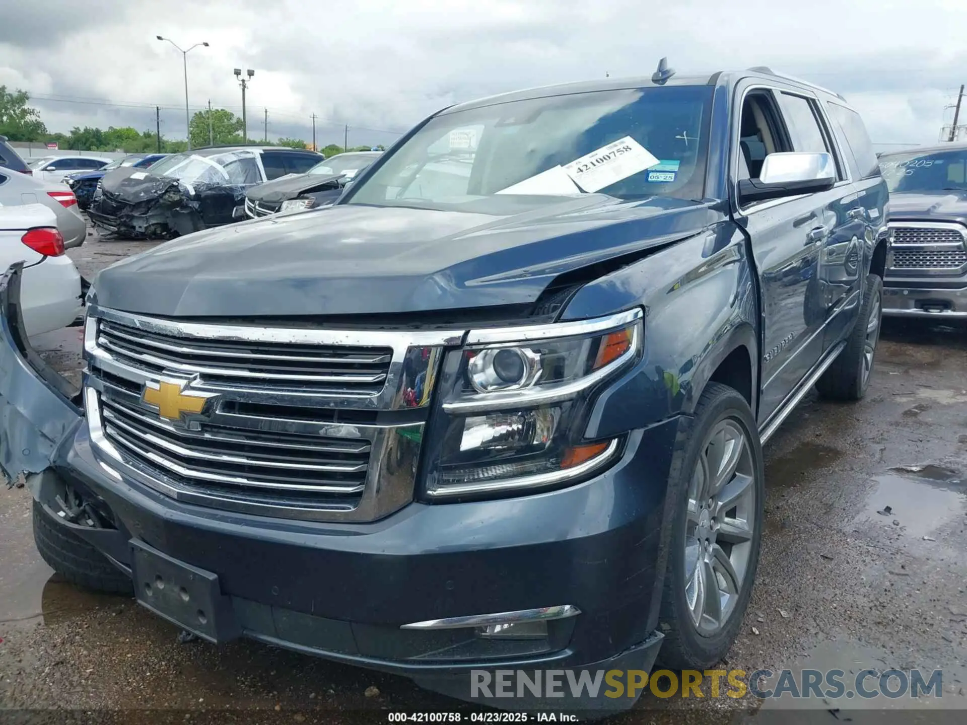 2 Фотография поврежденного автомобиля 1GNSCJKC0KR139323 CHEVROLET SUBURBAN 2019