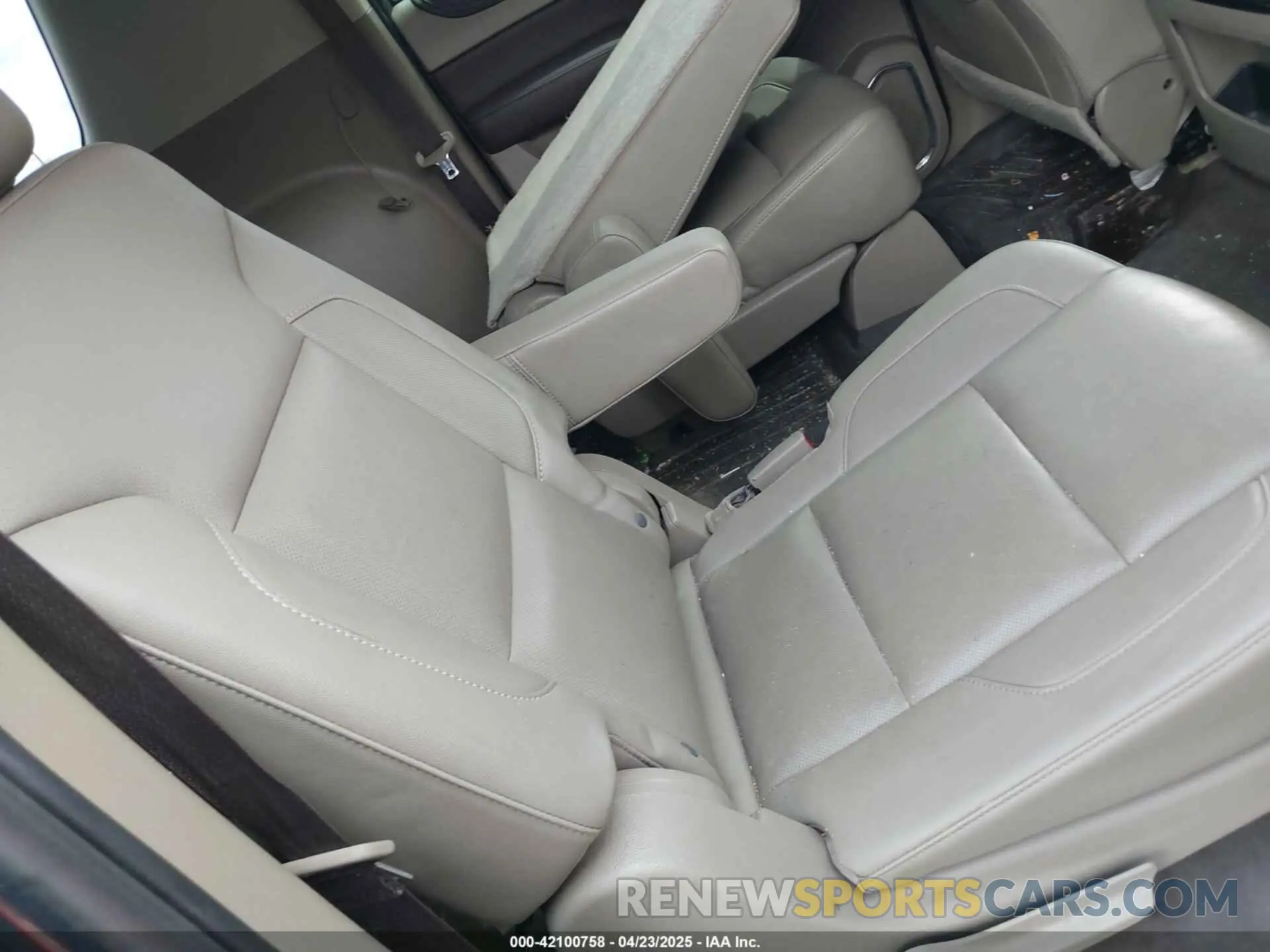 8 Фотография поврежденного автомобиля 1GNSCJKC0KR139323 CHEVROLET SUBURBAN 2019