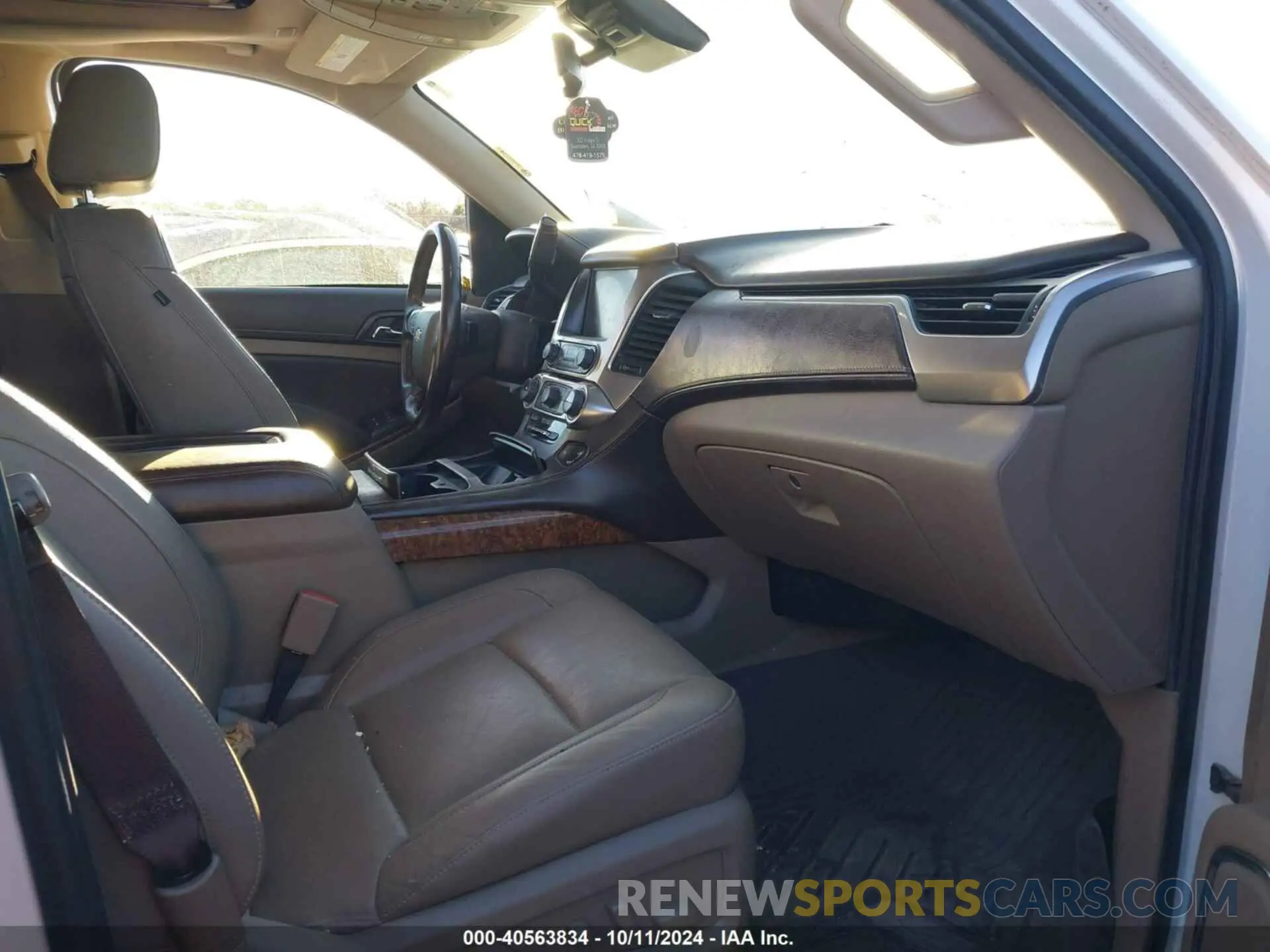5 Photograph of a damaged car 1GNSCJKC0KR293658 CHEVROLET SUBURBAN 2019