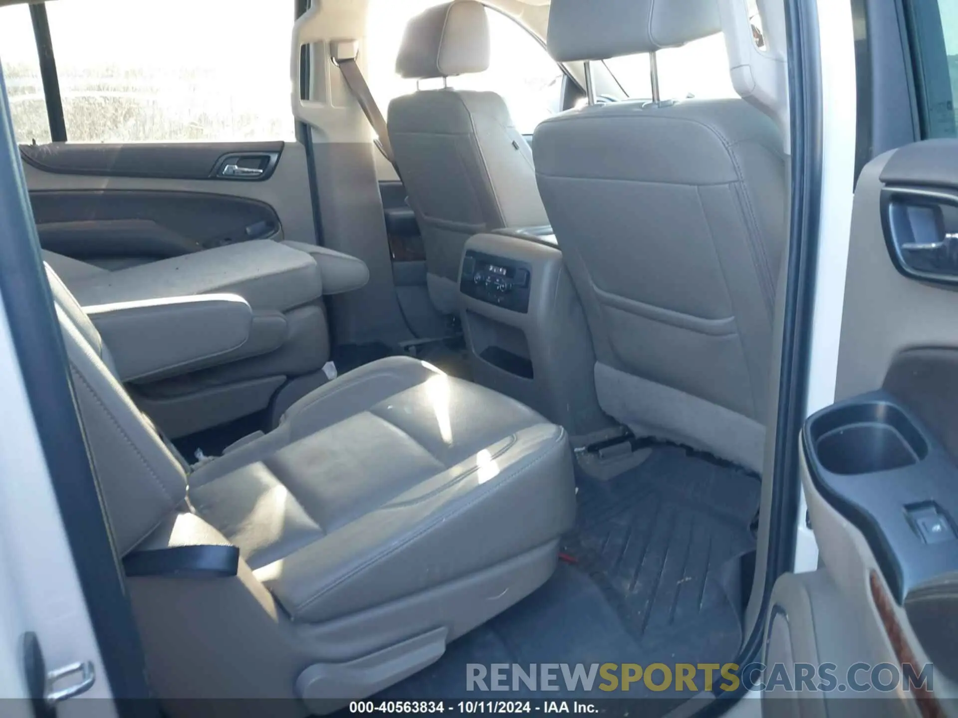 8 Photograph of a damaged car 1GNSCJKC0KR293658 CHEVROLET SUBURBAN 2019