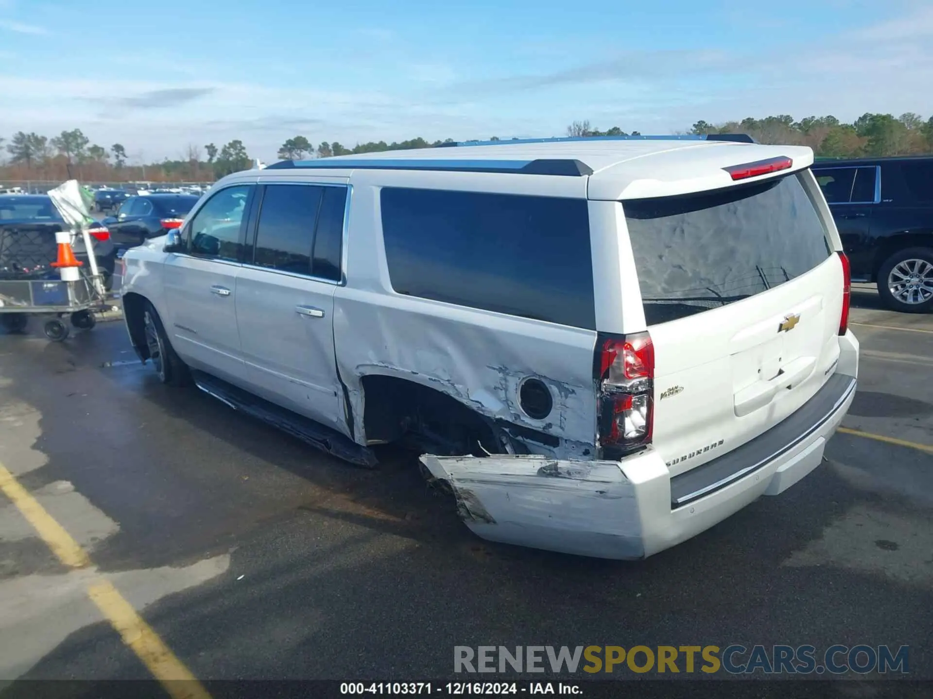 3 Фотография поврежденного автомобиля 1GNSCJKC1KR146104 CHEVROLET SUBURBAN 2019