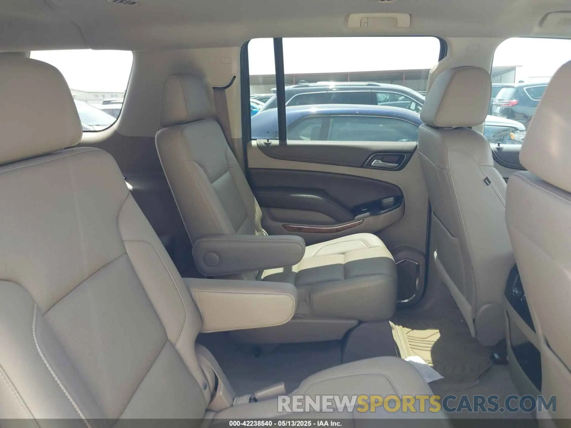 8 Фотография поврежденного автомобиля 1GNSCJKC9KR264210 CHEVROLET SUBURBAN 2019