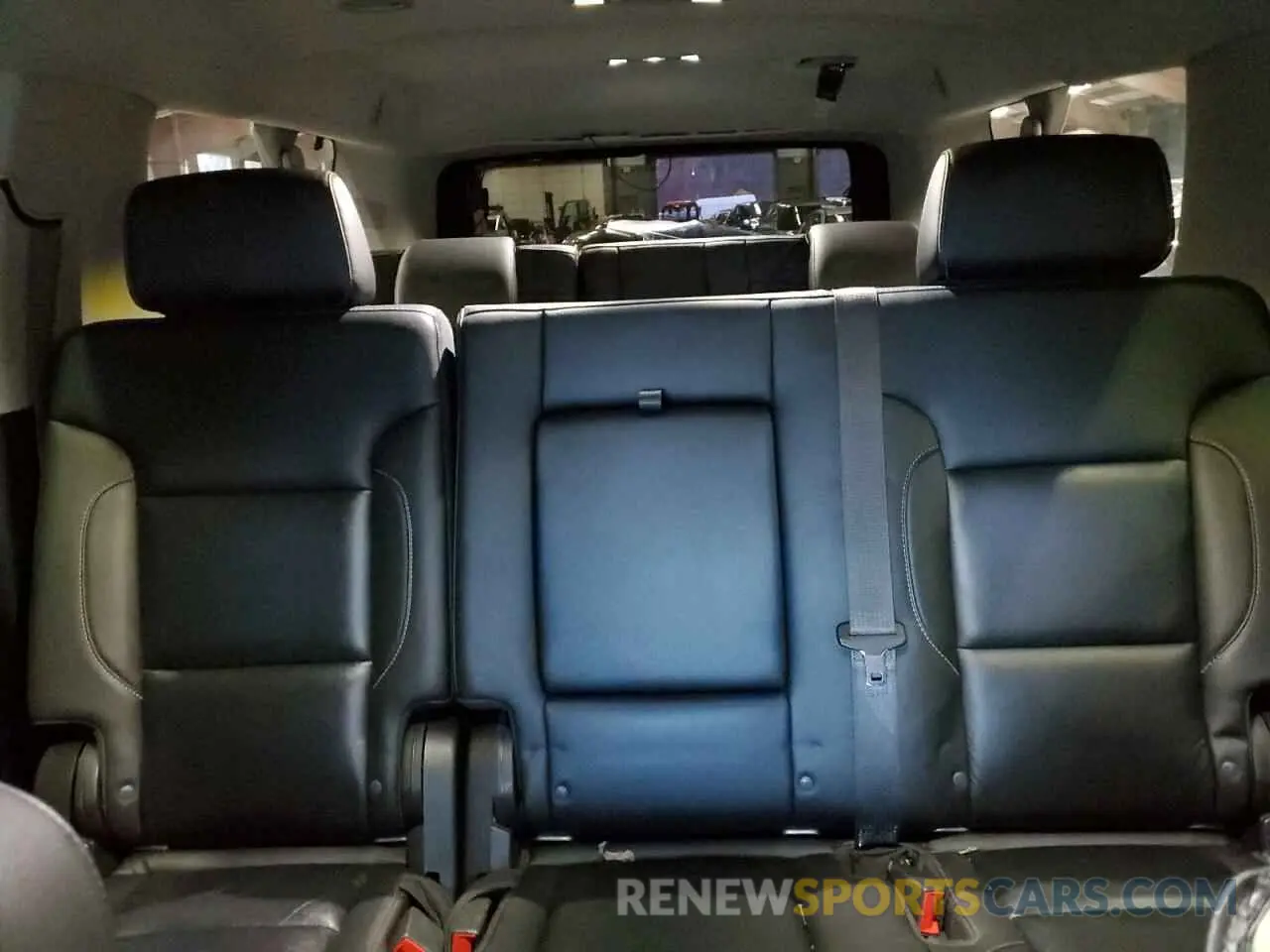 10 Photograph of a damaged car 1GNSKHKC0KR362277 CHEVROLET SUBURBAN 2019