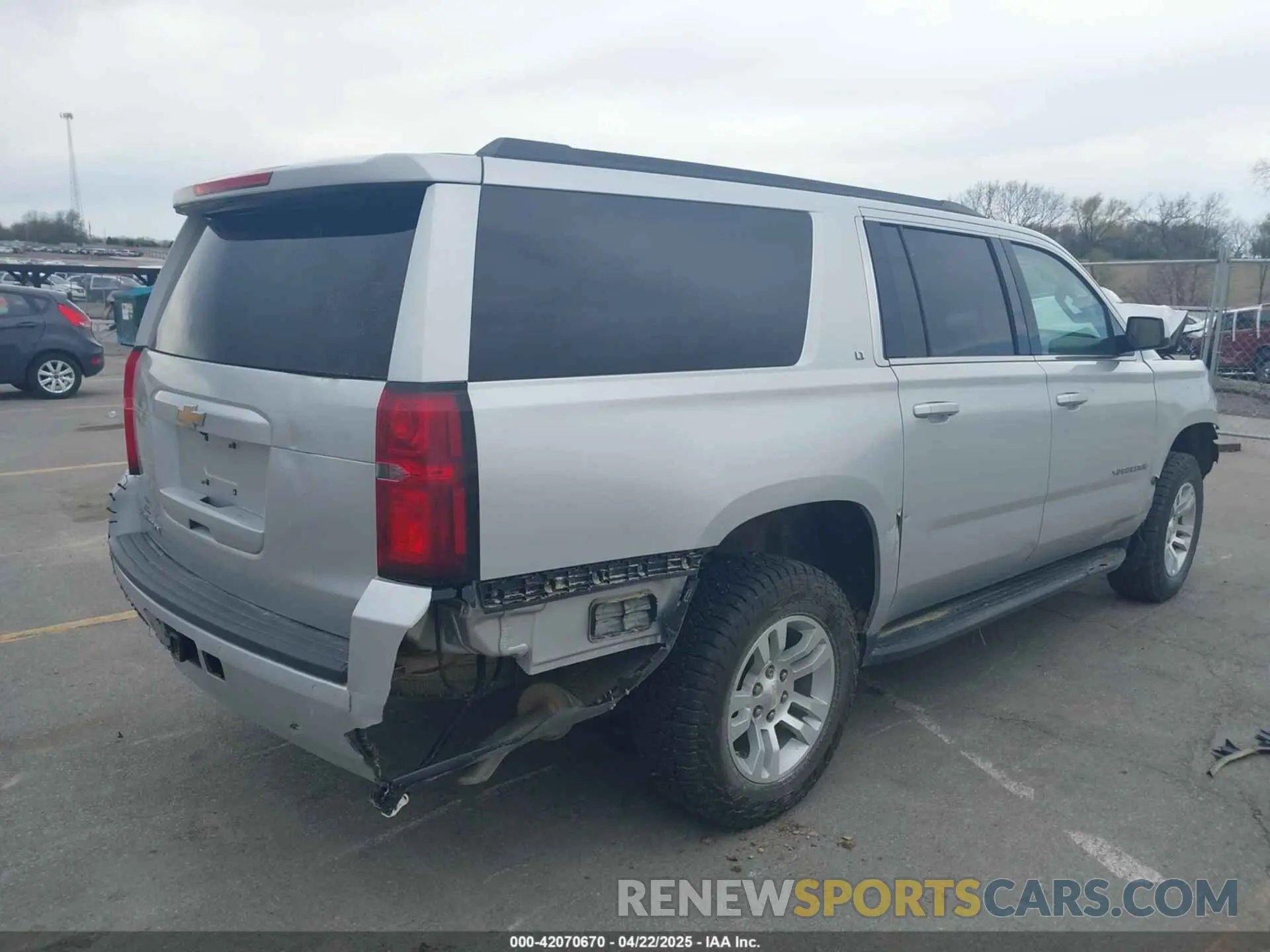 4 Photograph of a damaged car 1GNSKHKC1KR163061 CHEVROLET SUBURBAN 2019