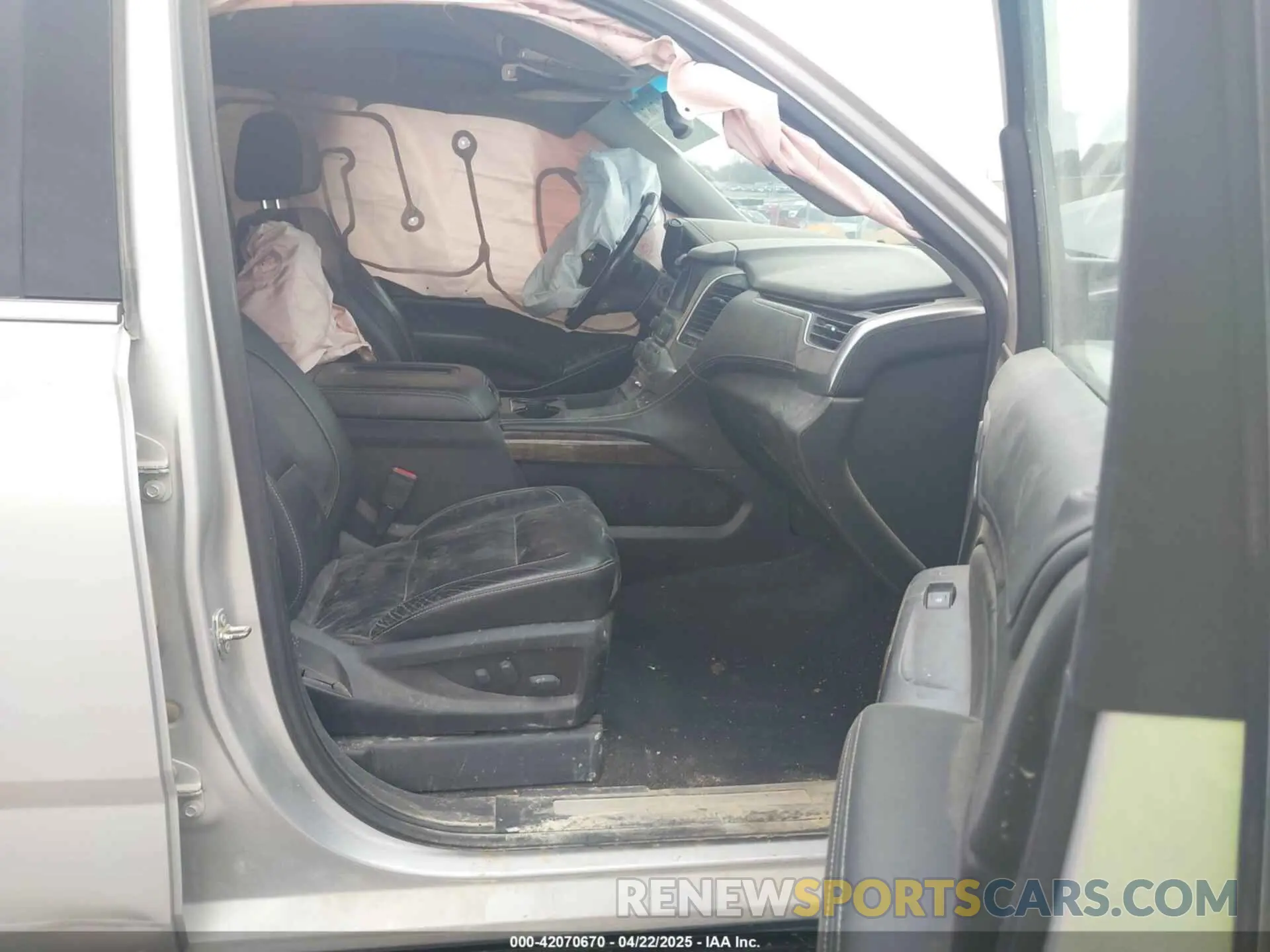 5 Photograph of a damaged car 1GNSKHKC1KR163061 CHEVROLET SUBURBAN 2019