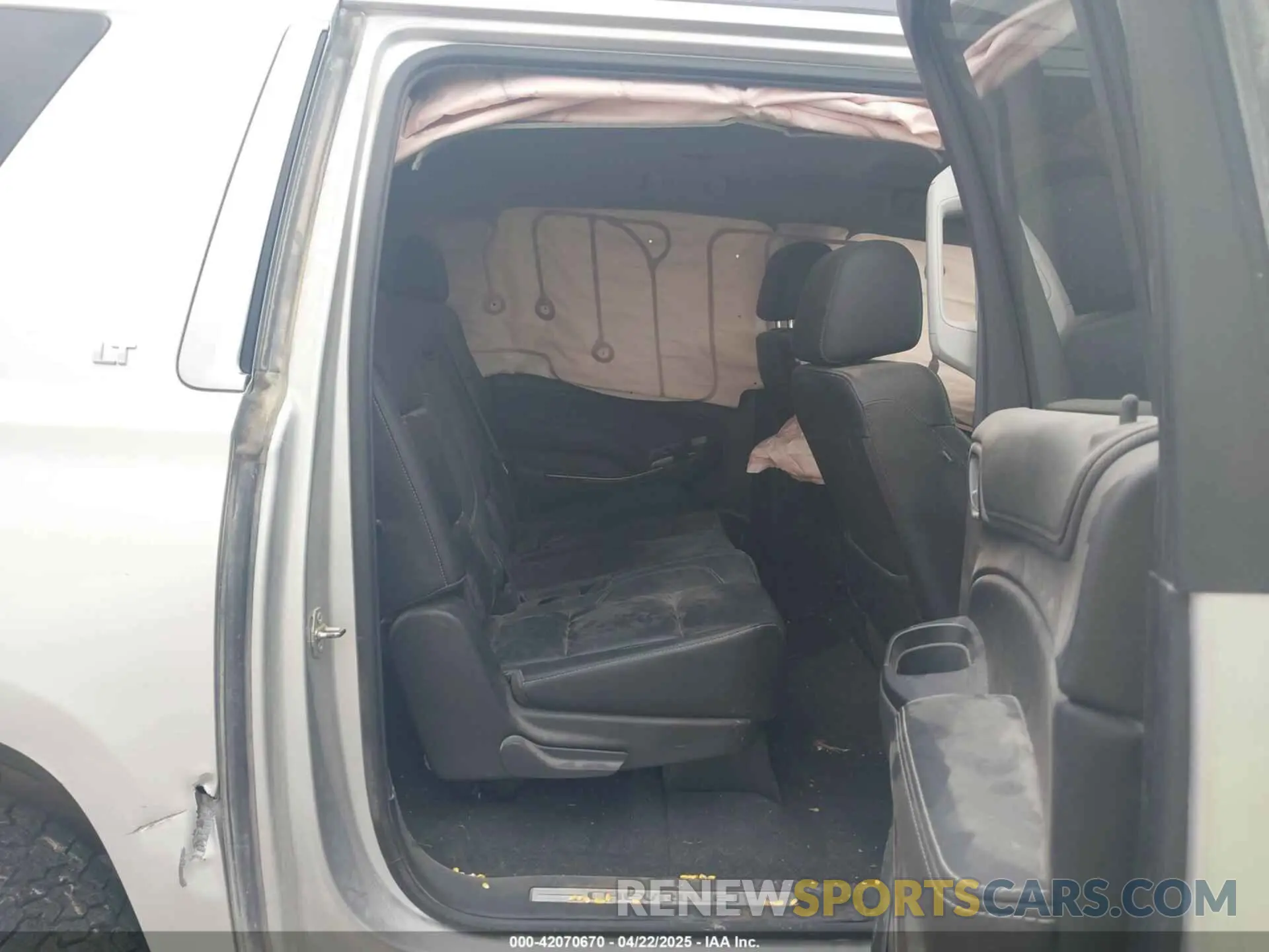 8 Photograph of a damaged car 1GNSKHKC1KR163061 CHEVROLET SUBURBAN 2019