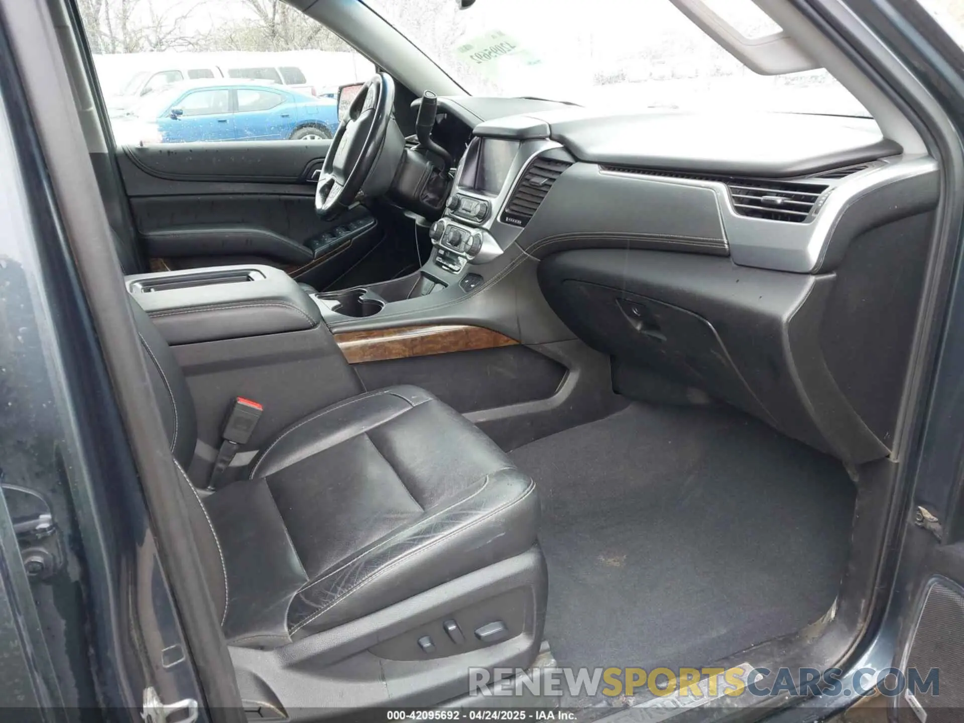 5 Фотография поврежденного автомобиля 1GNSKHKC1KR241449 CHEVROLET SUBURBAN 2019