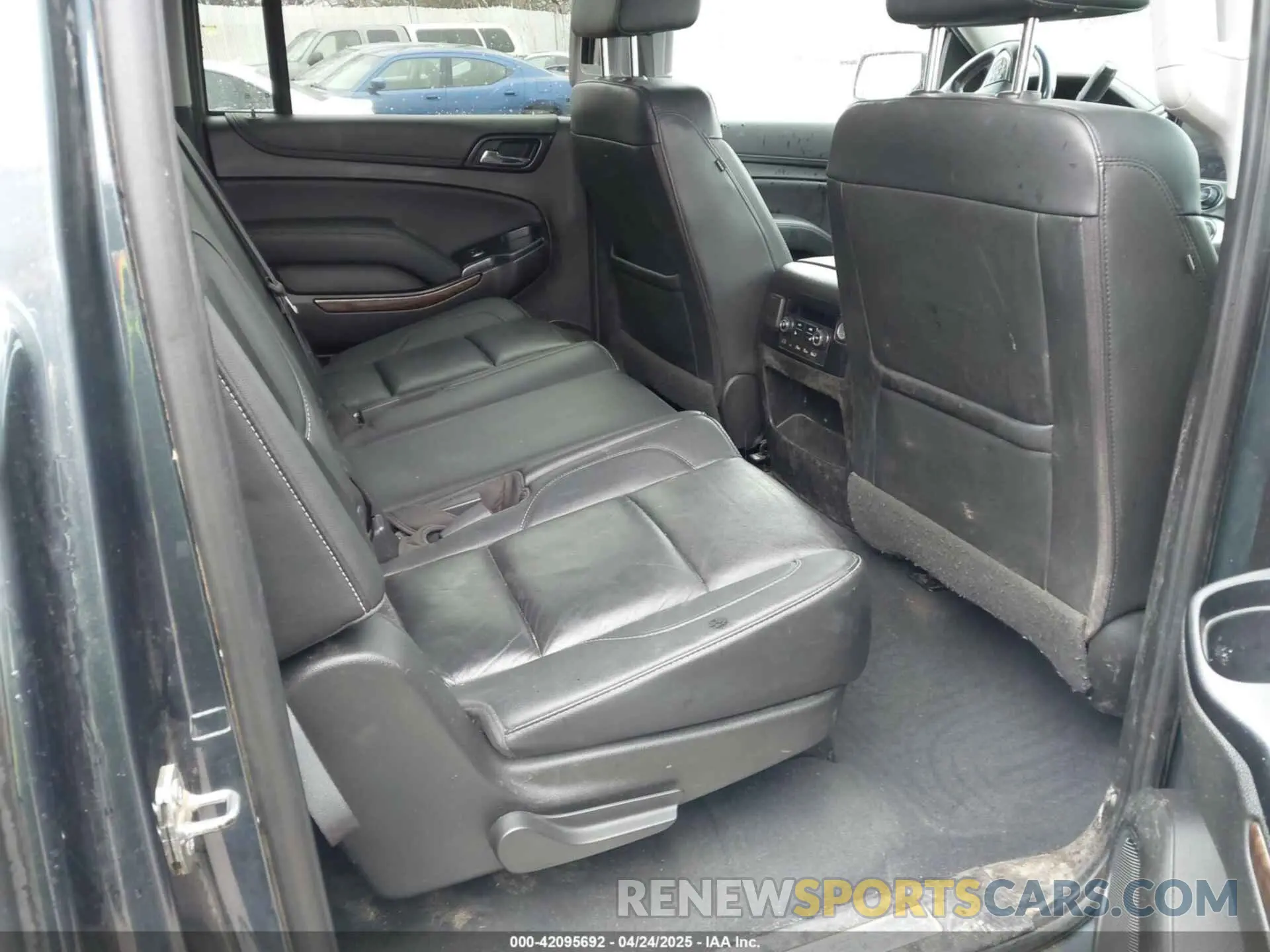8 Фотография поврежденного автомобиля 1GNSKHKC1KR241449 CHEVROLET SUBURBAN 2019