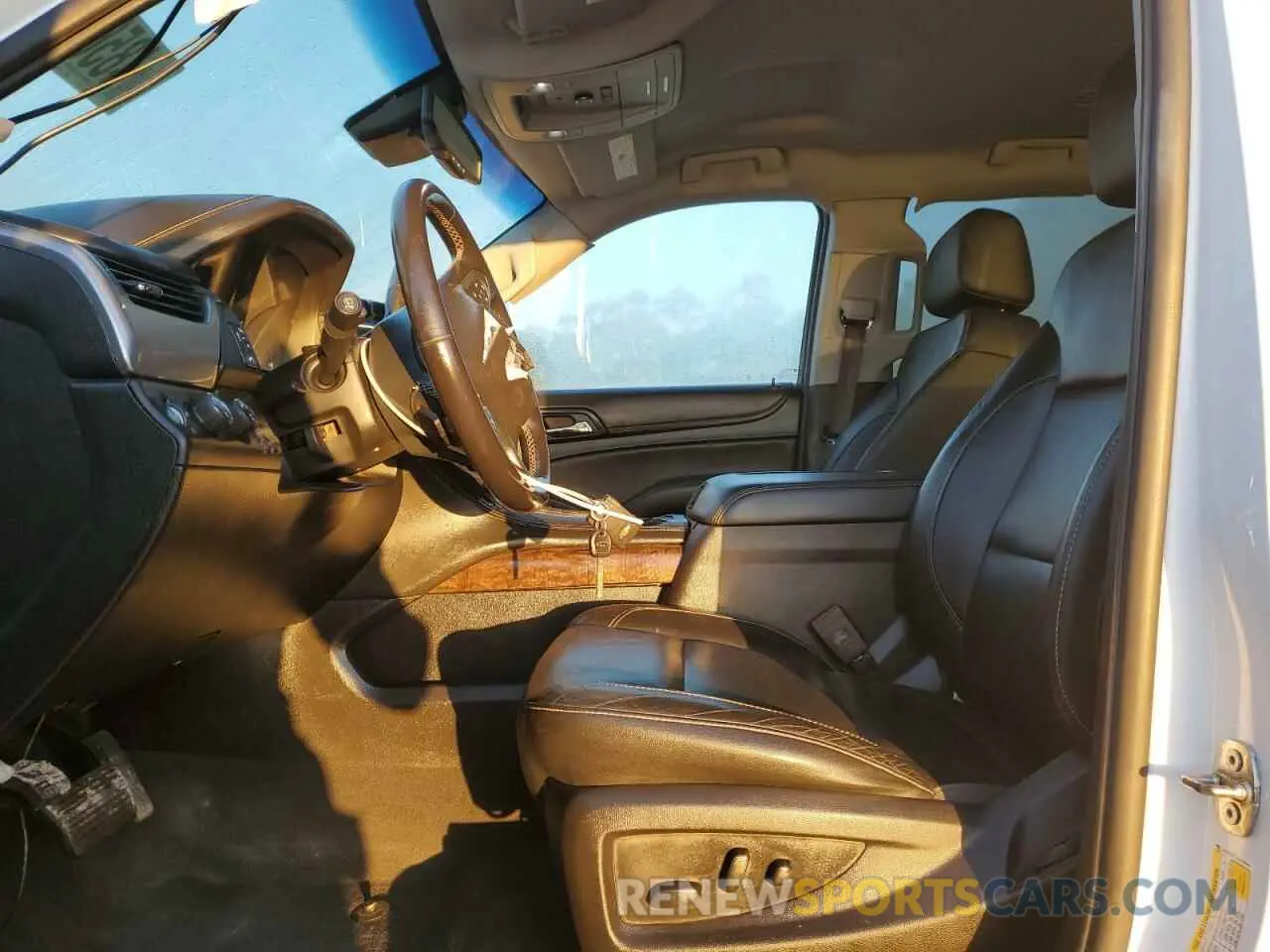 7 Photograph of a damaged car 1GNSKHKC2KR346694 CHEVROLET SUBURBAN 2019