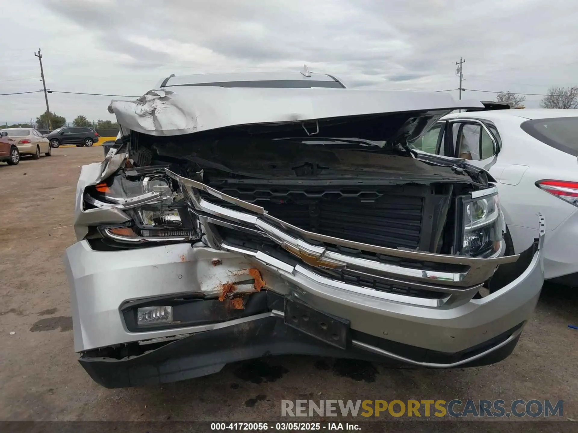 6 Photograph of a damaged car 1GNSKHKC2KR367612 CHEVROLET SUBURBAN 2019