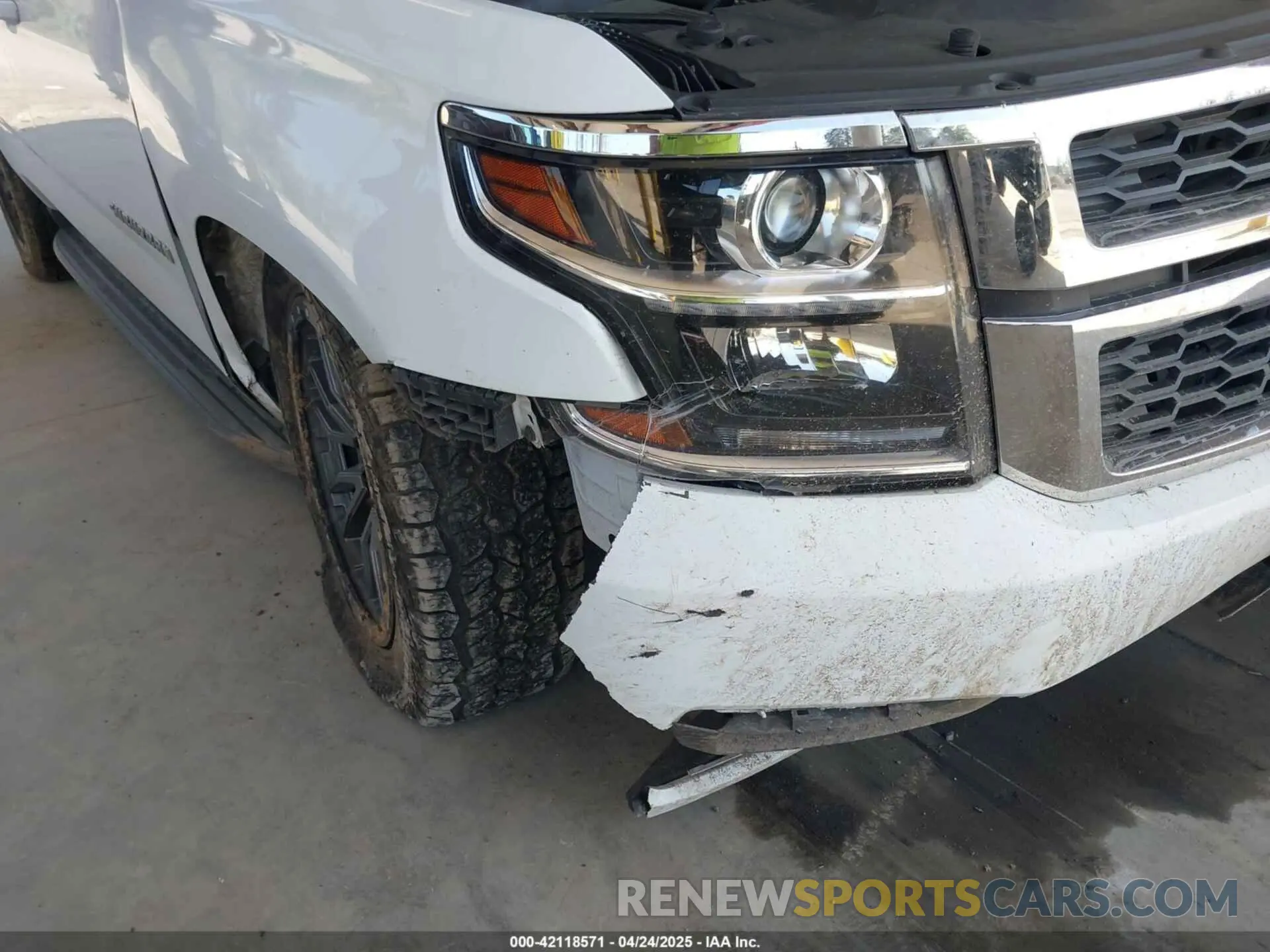 6 Photograph of a damaged car 1GNSKHKC2KR384572 CHEVROLET SUBURBAN 2019