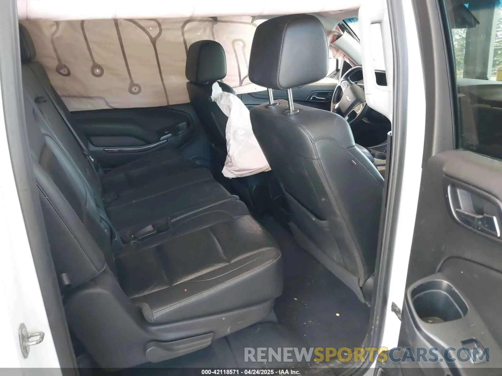 8 Photograph of a damaged car 1GNSKHKC2KR384572 CHEVROLET SUBURBAN 2019