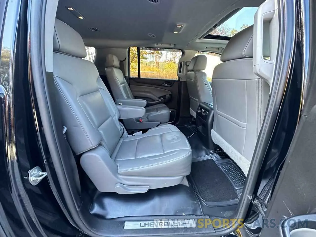 6 Photograph of a damaged car 1GNSKHKC3KR196109 CHEVROLET SUBURBAN 2019