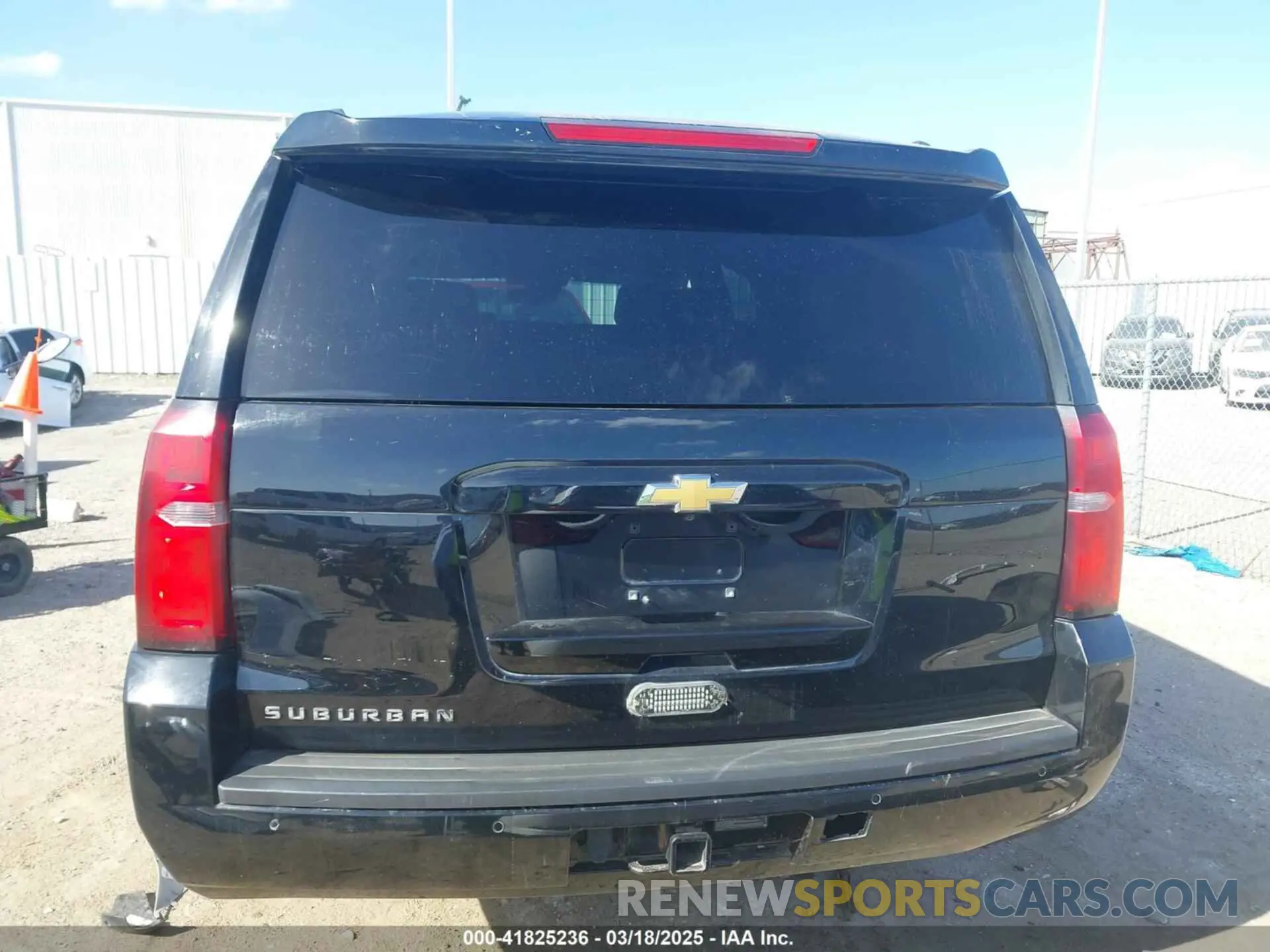17 Photograph of a damaged car 1GNSKHKC3KR394785 CHEVROLET SUBURBAN 2019