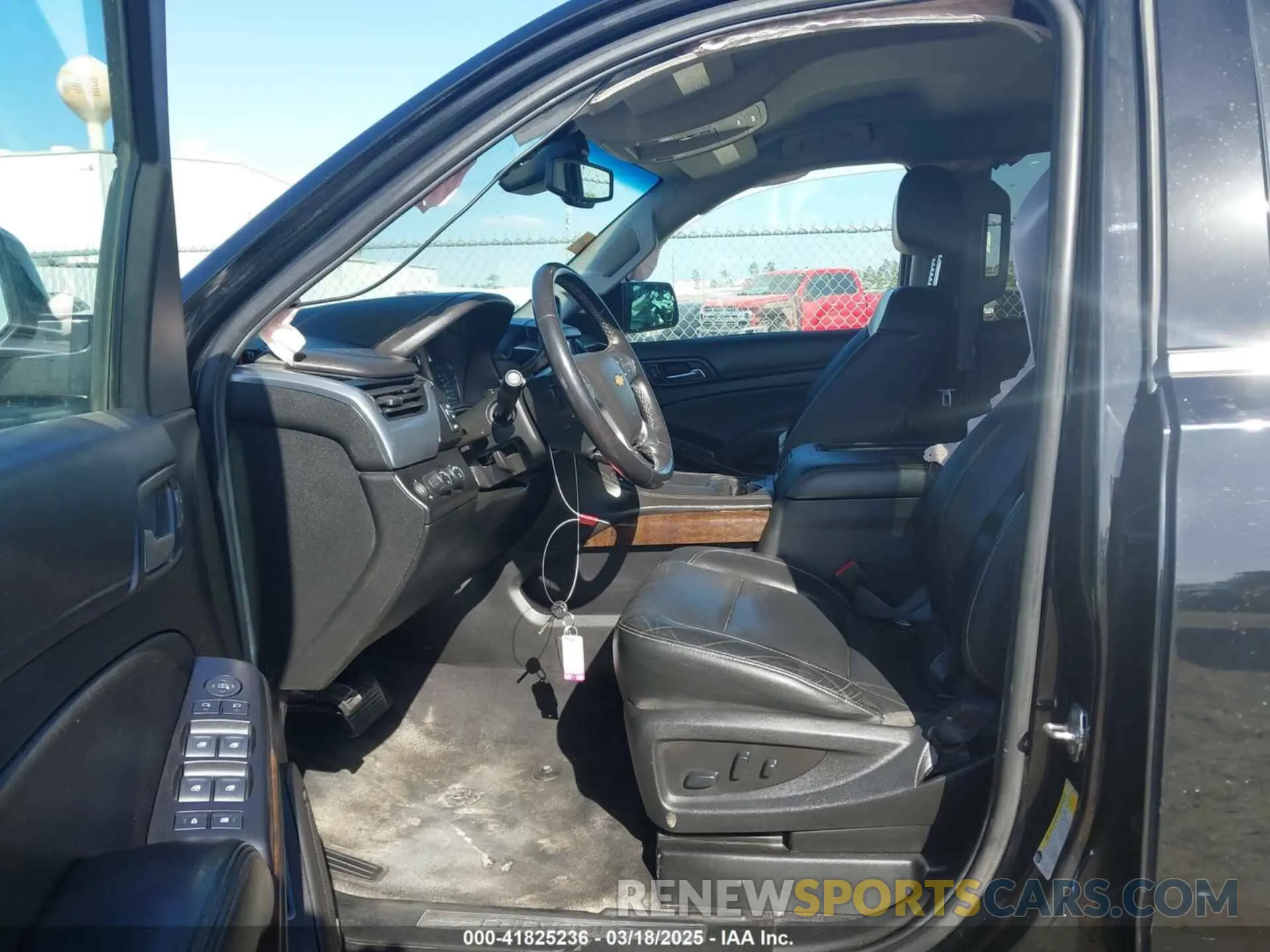 5 Photograph of a damaged car 1GNSKHKC3KR394785 CHEVROLET SUBURBAN 2019