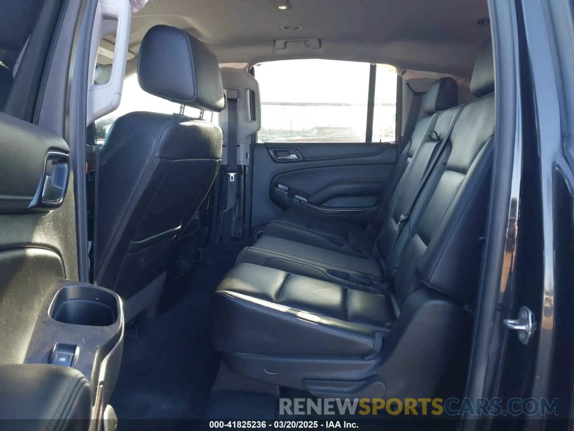 8 Photograph of a damaged car 1GNSKHKC3KR394785 CHEVROLET SUBURBAN 2019