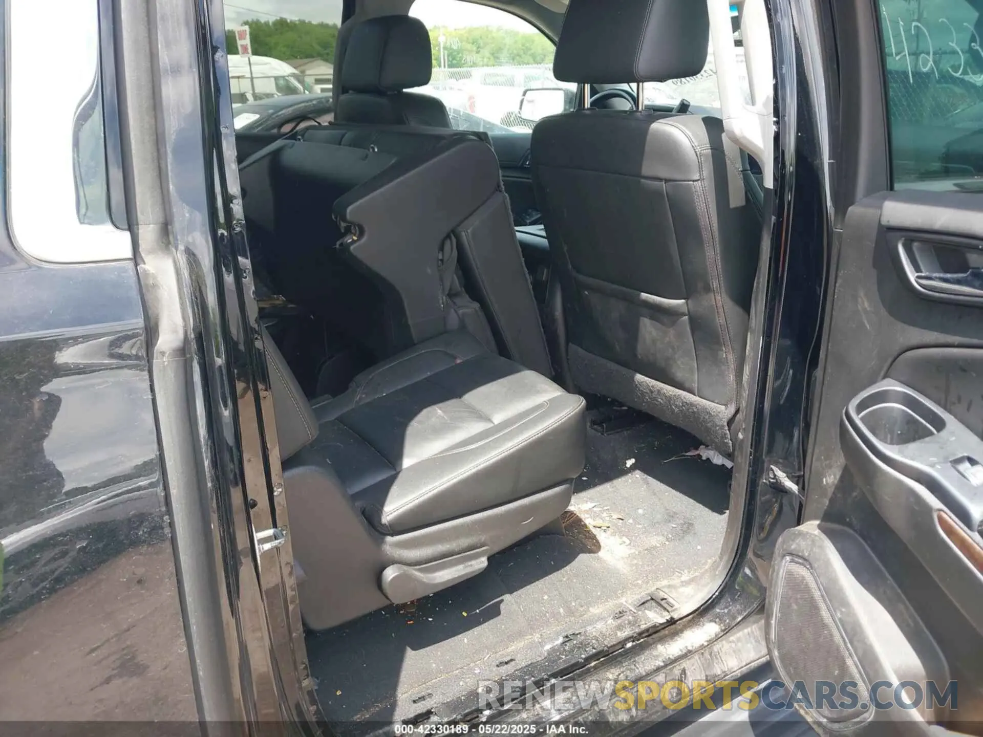 8 Photograph of a damaged car 1GNSKHKC7KR178227 CHEVROLET SUBURBAN 2019