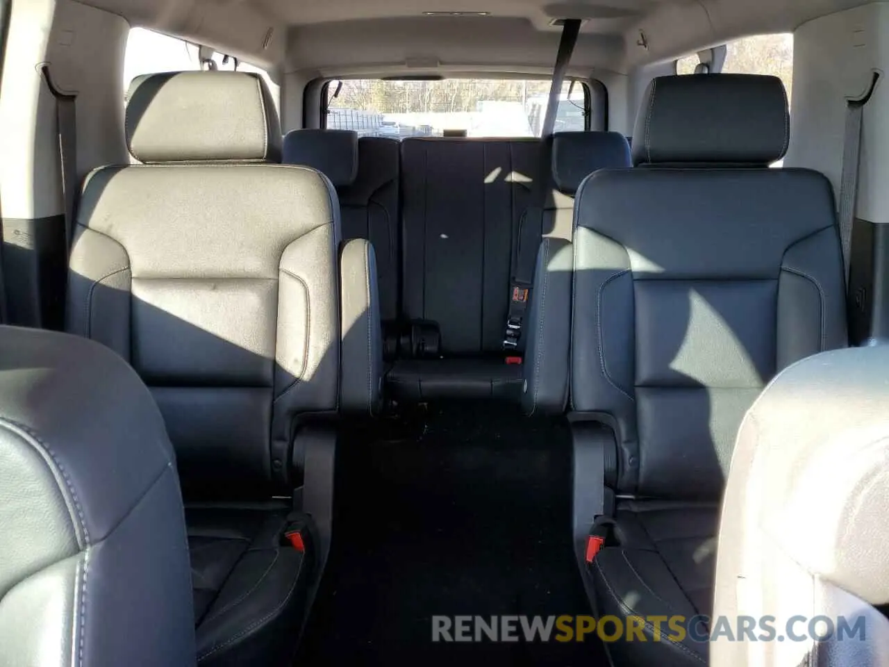 10 Photograph of a damaged car 1GNSKHKC8KR167205 CHEVROLET SUBURBAN 2019