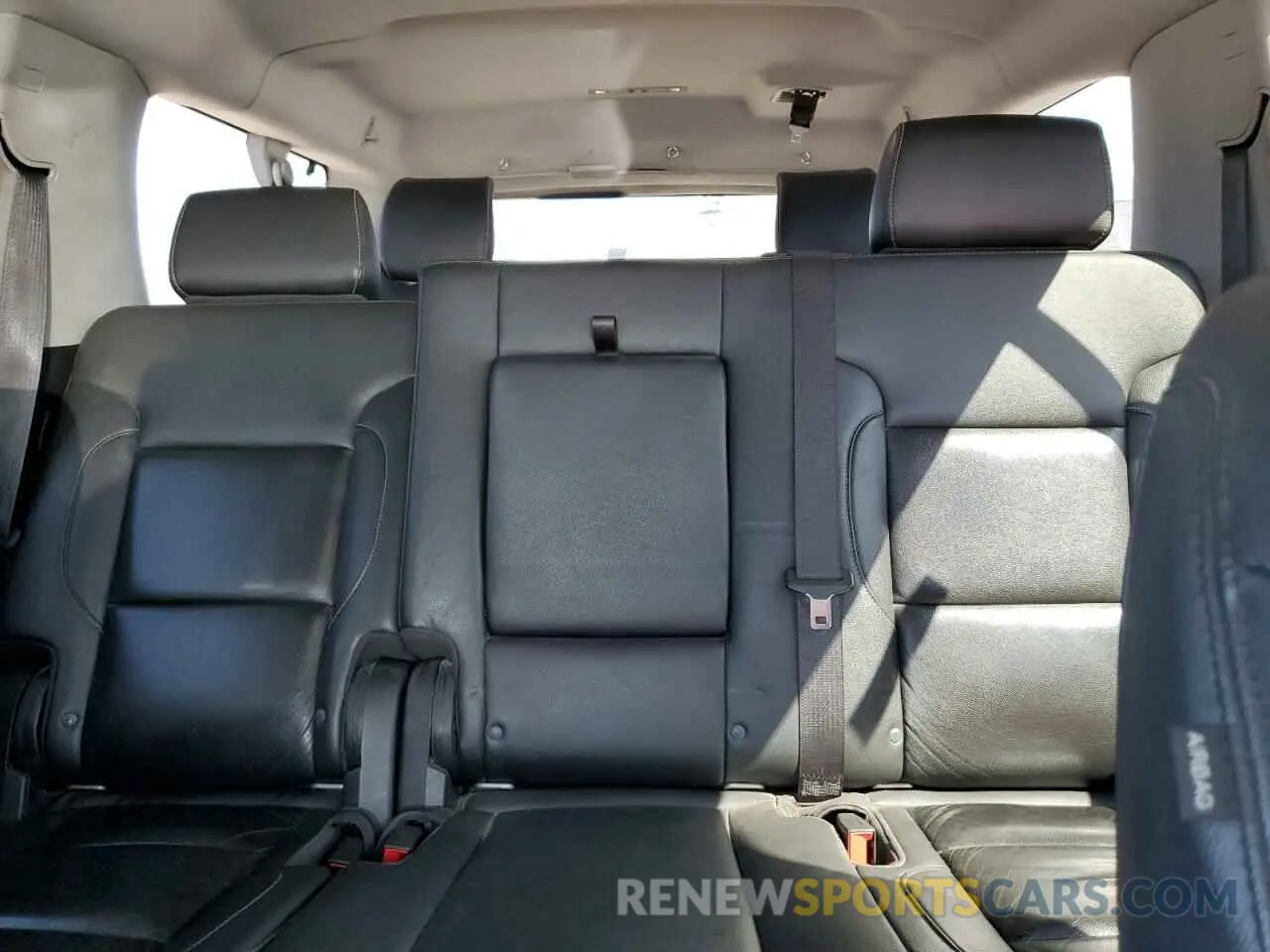 10 Photograph of a damaged car 1GNSKHKC8KR402413 CHEVROLET SUBURBAN 2019