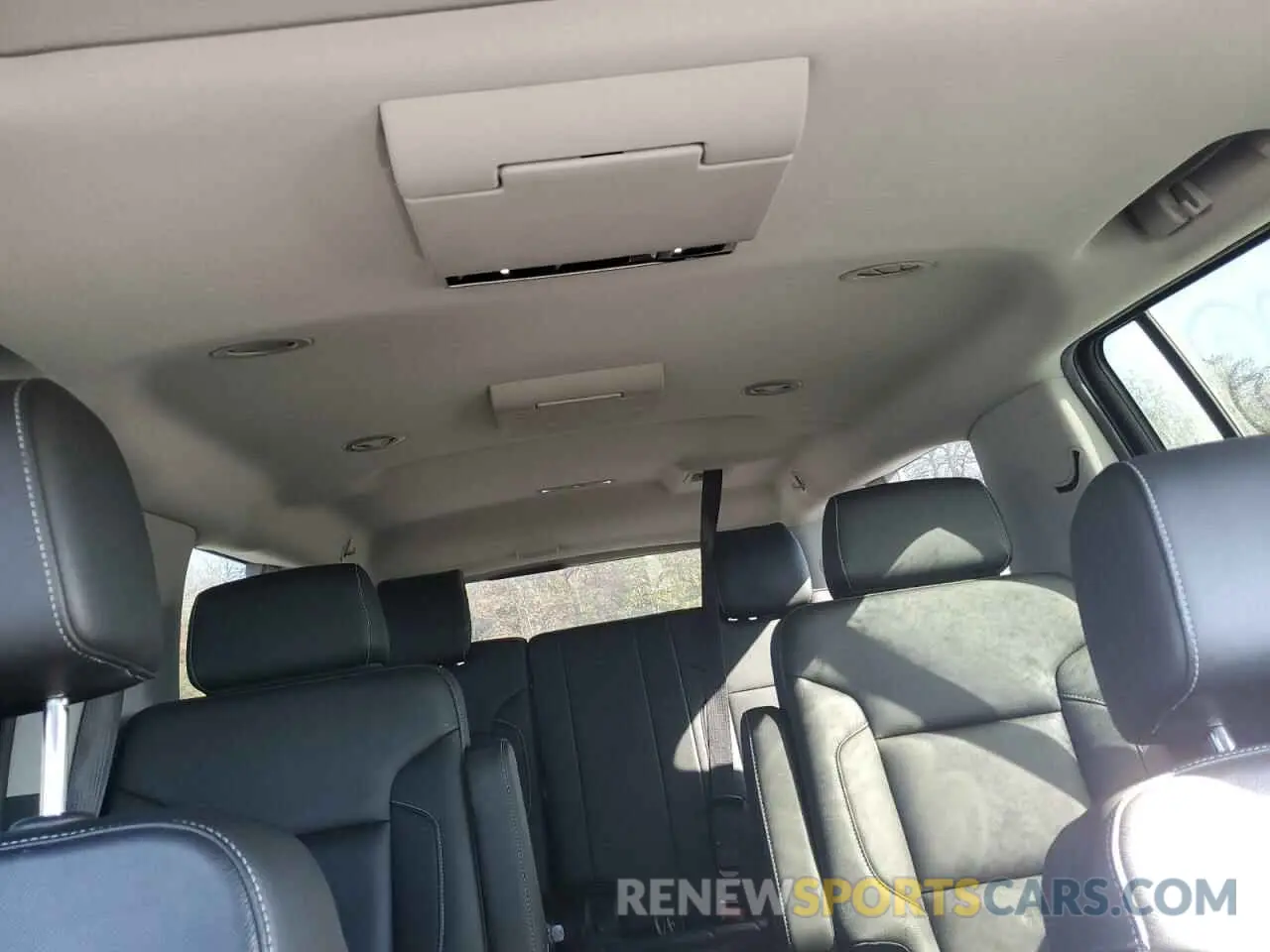10 Photograph of a damaged car 1GNSKHKC9KR360687 CHEVROLET SUBURBAN 2019