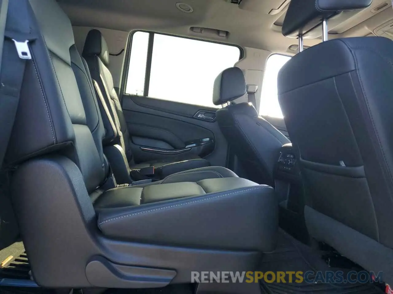 11 Photograph of a damaged car 1GNSKHKC9KR360687 CHEVROLET SUBURBAN 2019