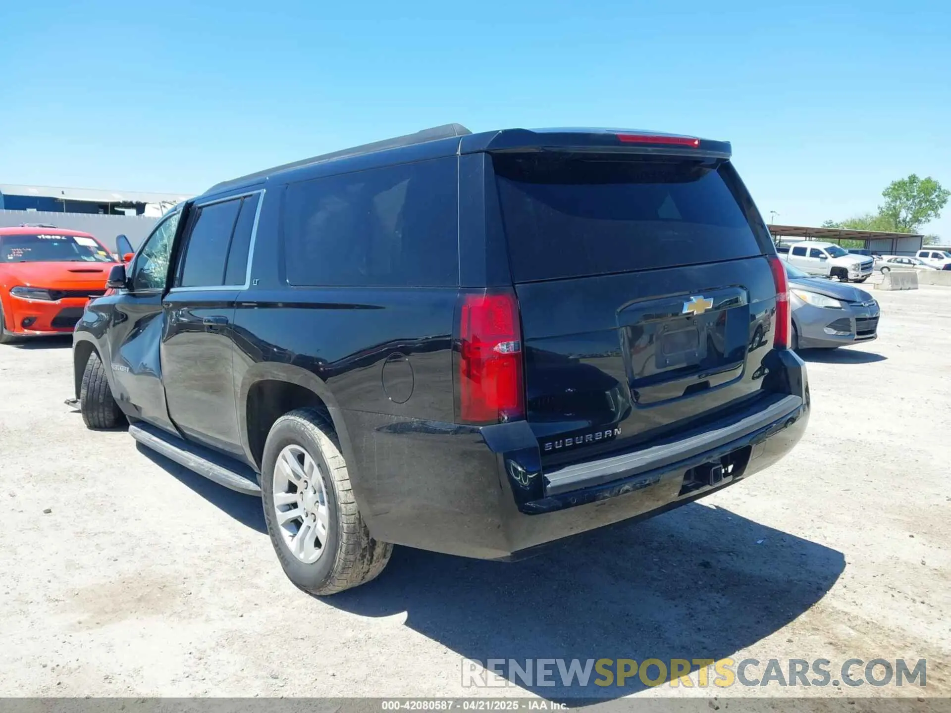 3 Фотография поврежденного автомобиля 1GNSCHKC2LR305366 CHEVROLET SUBURBAN 2020
