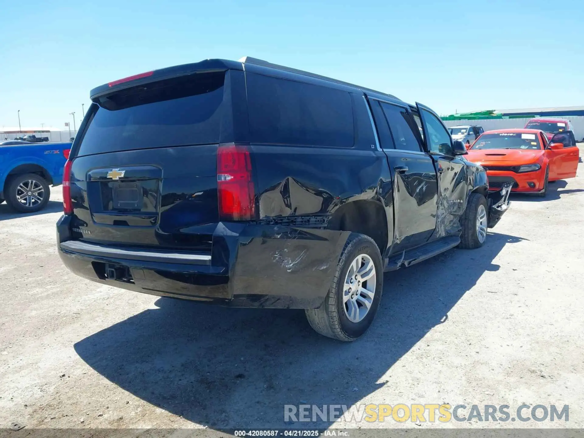 4 Фотография поврежденного автомобиля 1GNSCHKC2LR305366 CHEVROLET SUBURBAN 2020