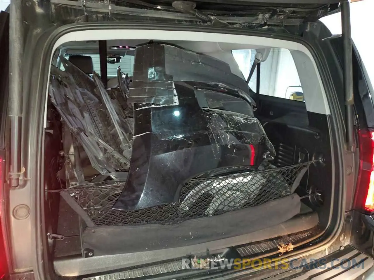 13 Photograph of a damaged car 1GNSKHKC1LR149355 CHEVROLET SUBURBAN 2020