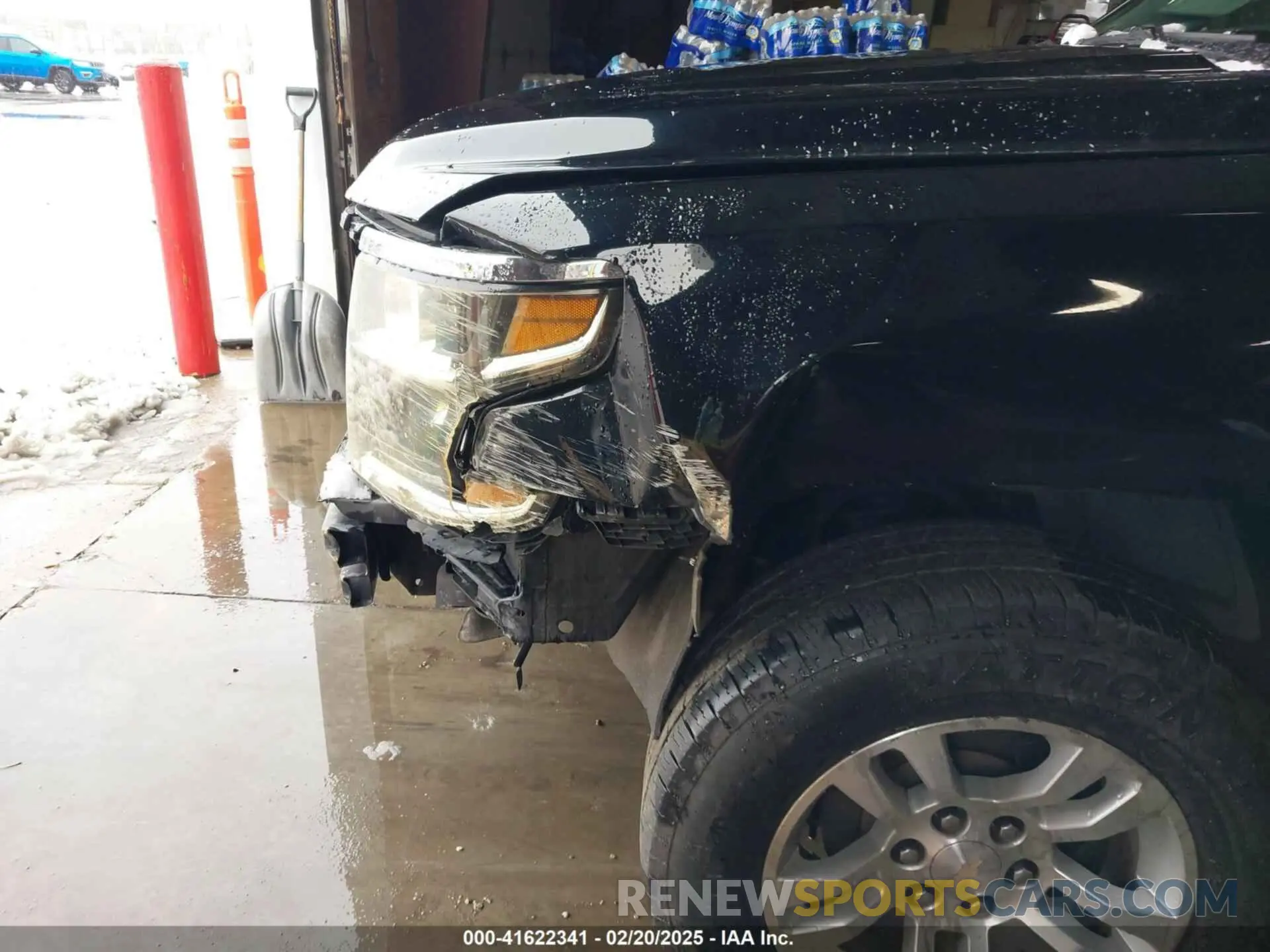 6 Photograph of a damaged car 1GNSKHKC2LR111388 CHEVROLET SUBURBAN 2020