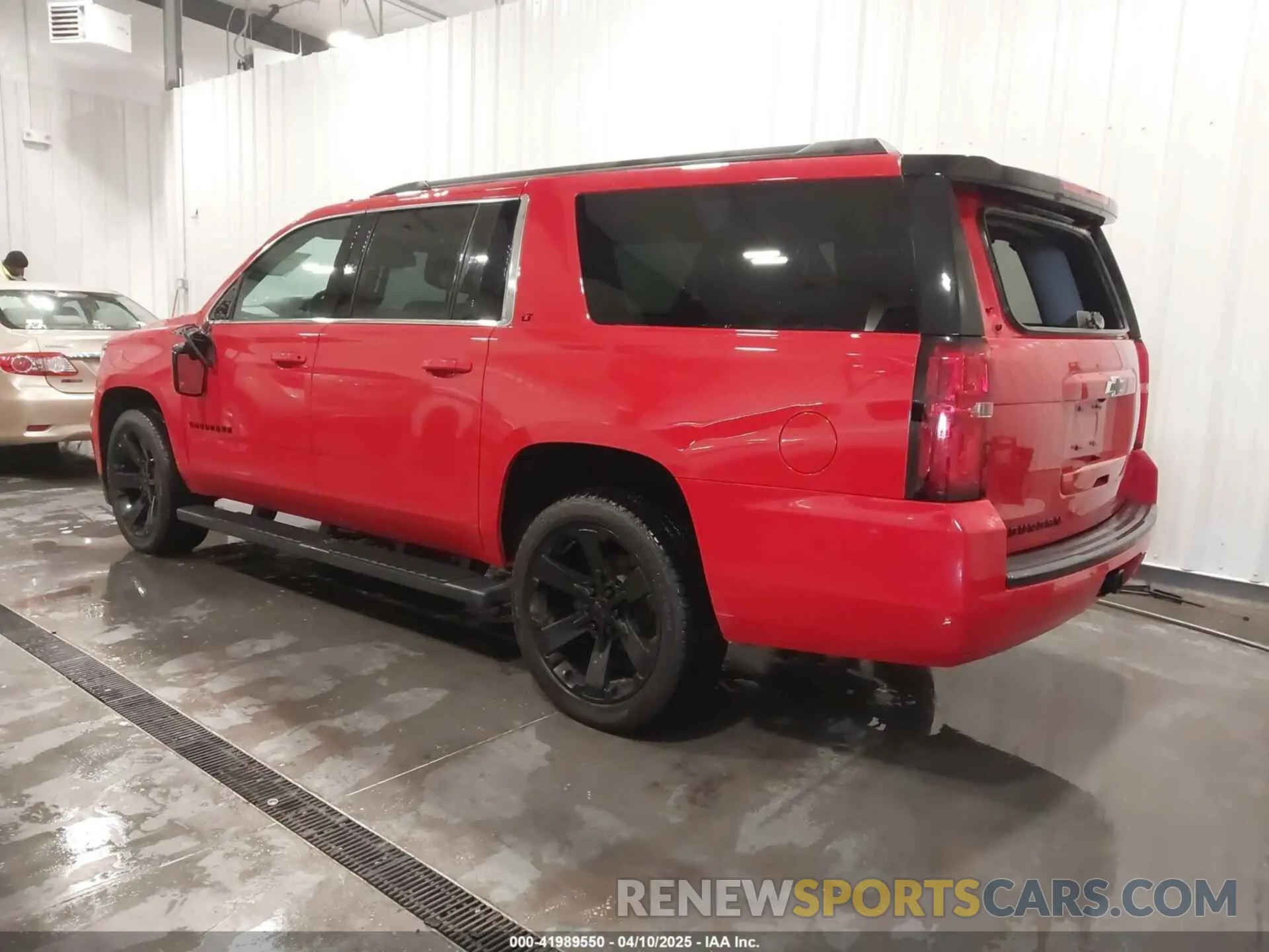 3 Photograph of a damaged car 1GNSKHKC5LR160729 CHEVROLET SUBURBAN 2020