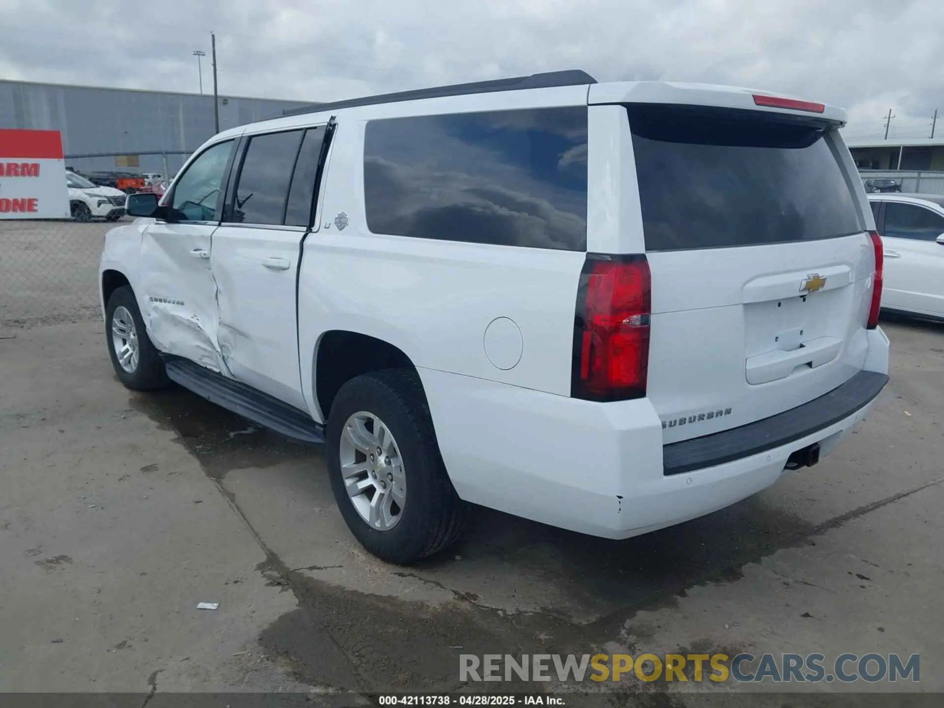 3 Photograph of a damaged car 1GNSKHKC5LR273483 CHEVROLET SUBURBAN 2020