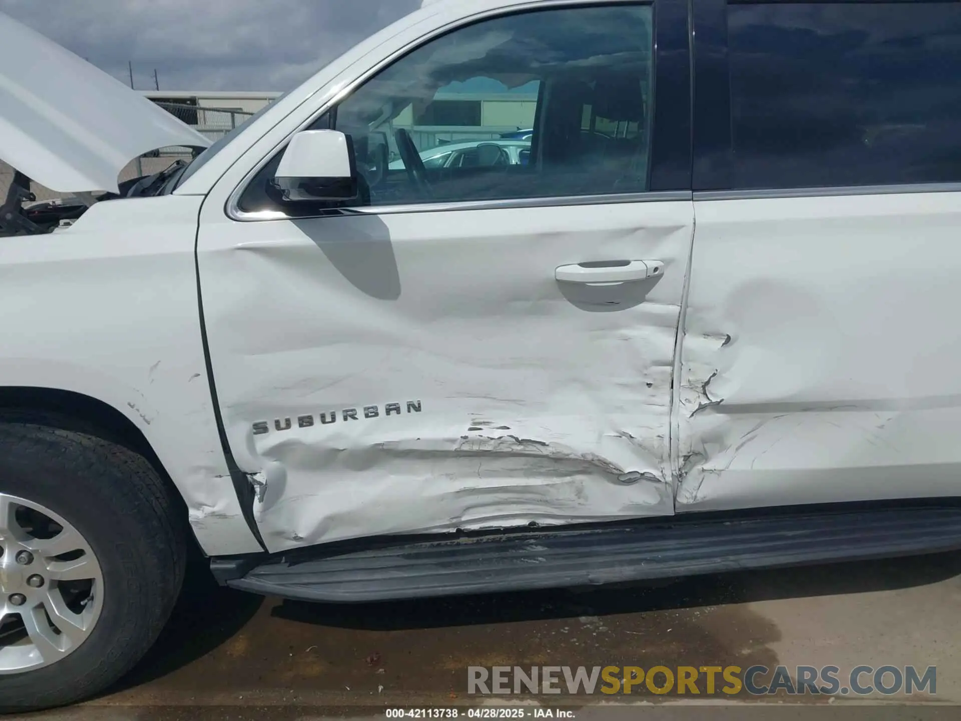 6 Photograph of a damaged car 1GNSKHKC5LR273483 CHEVROLET SUBURBAN 2020