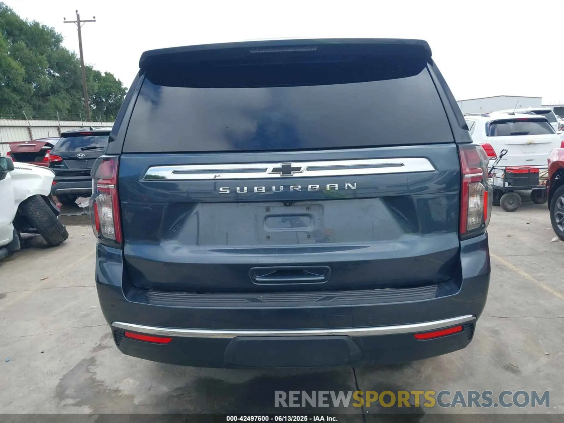 17 Photograph of a damaged car 1GNSCBKD9MR352191 CHEVROLET SUBURBAN 2021