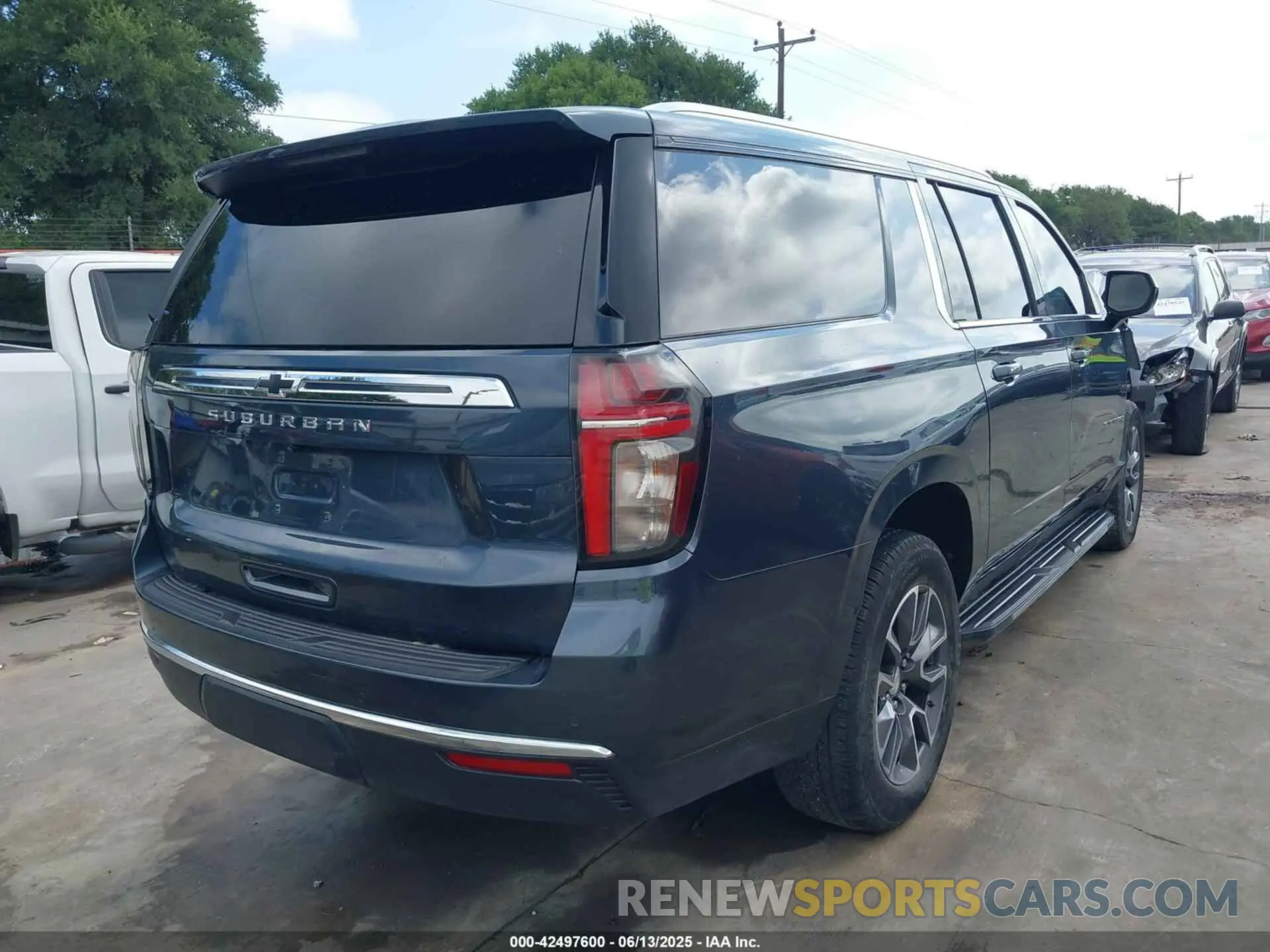 4 Photograph of a damaged car 1GNSCBKD9MR352191 CHEVROLET SUBURBAN 2021