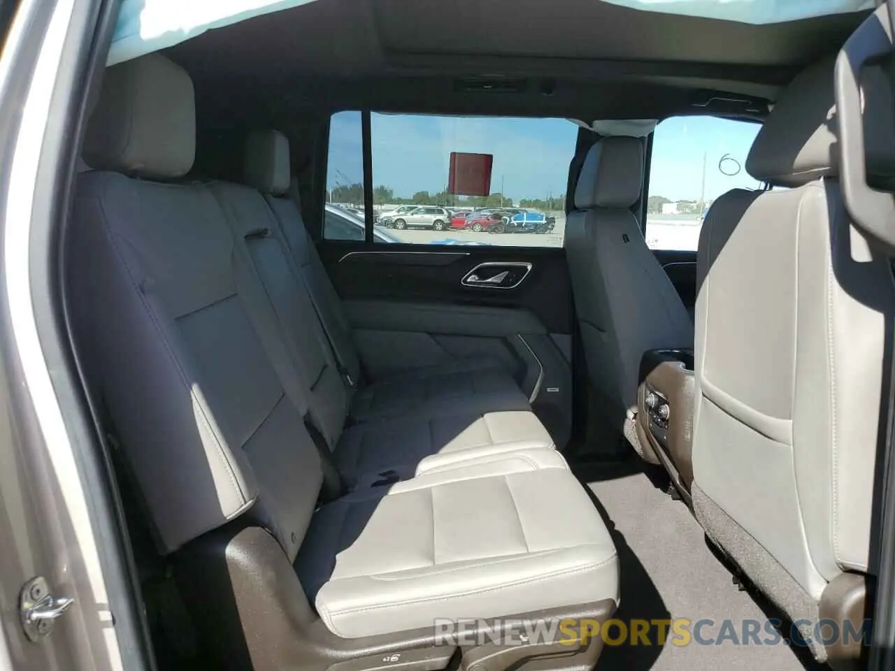 11 Photograph of a damaged car 1GNSCCKD0MR313964 CHEVROLET SUBURBAN 2021