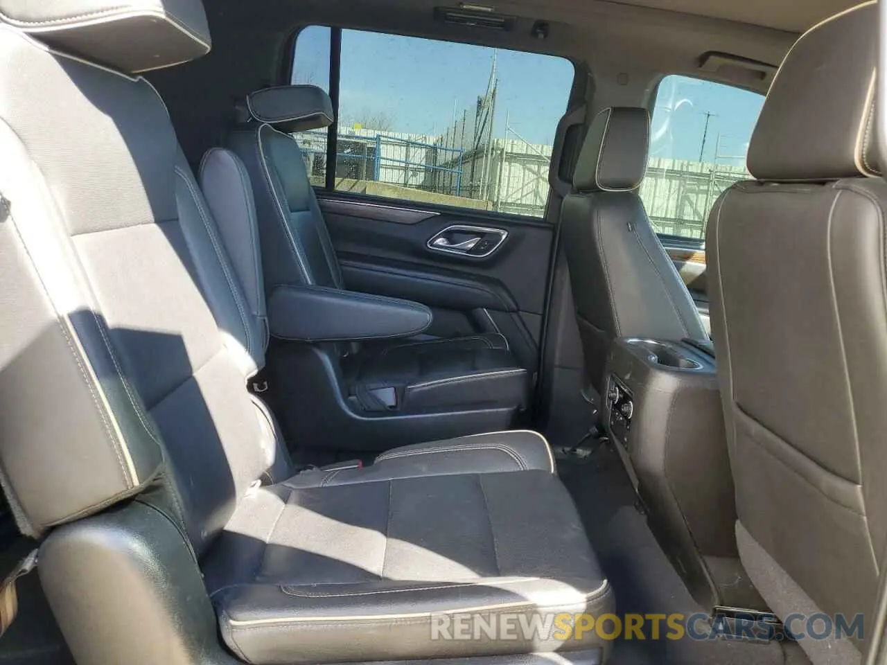 11 Photograph of a damaged car 1GNSCFKD6MR312402 CHEVROLET SUBURBAN 2021