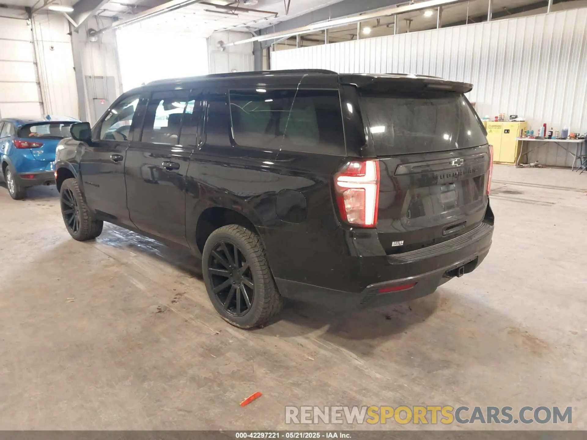 3 Фотография поврежденного автомобиля 1GNSKDKD4MR379877 CHEVROLET SUBURBAN 2021