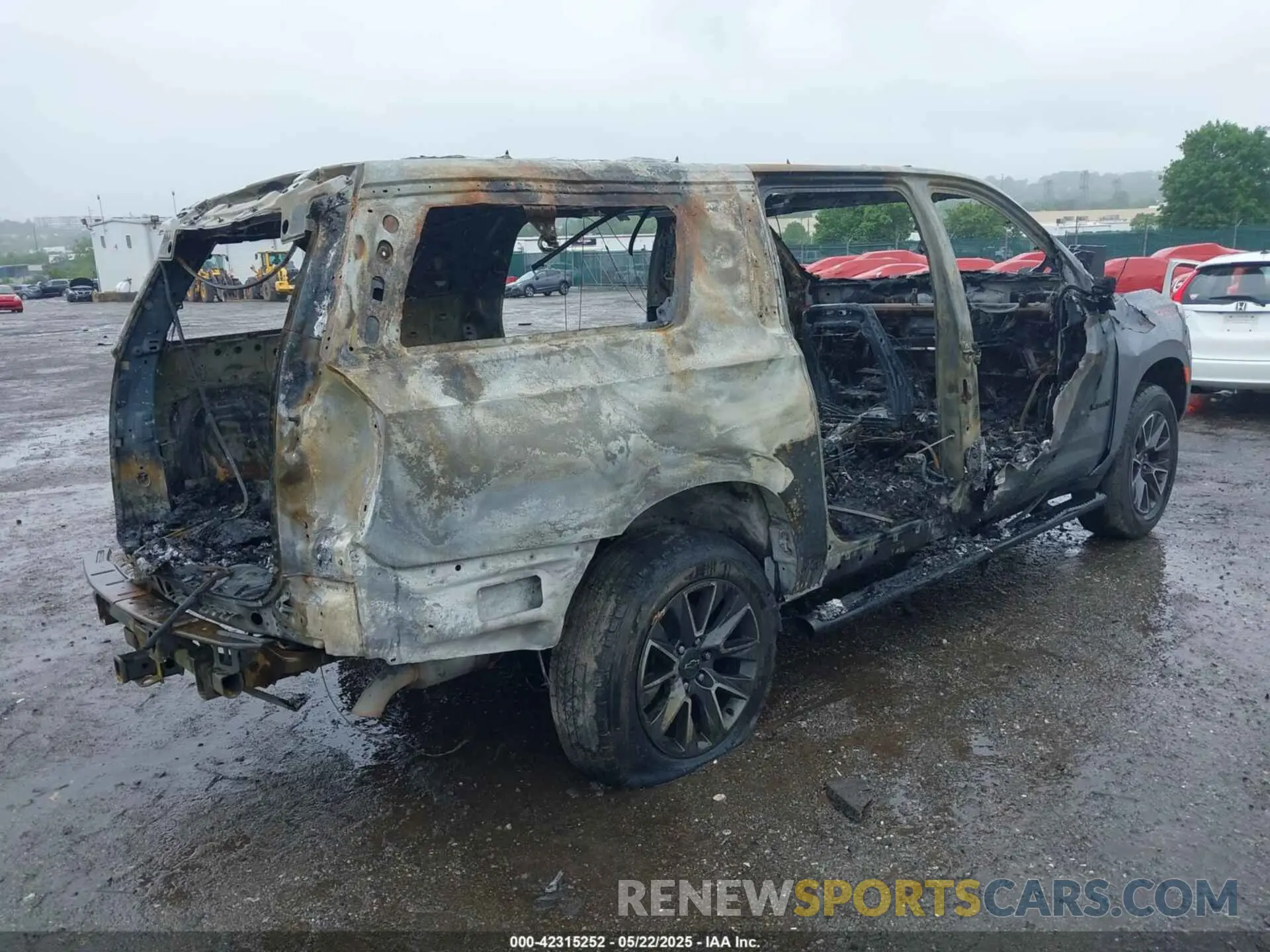 4 Photograph of a damaged car 1GNSKDKD6MR285032 CHEVROLET SUBURBAN 2021