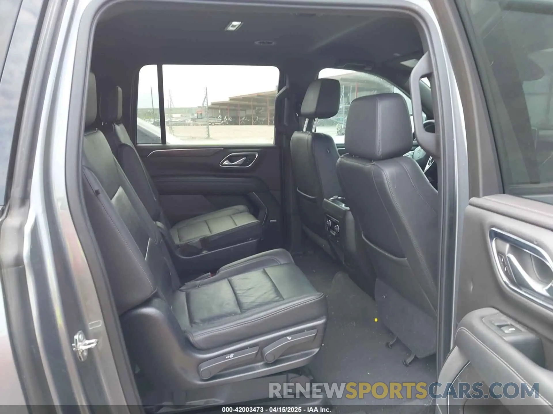 8 Photograph of a damaged car 1GNSKDKD8MR375007 CHEVROLET SUBURBAN 2021